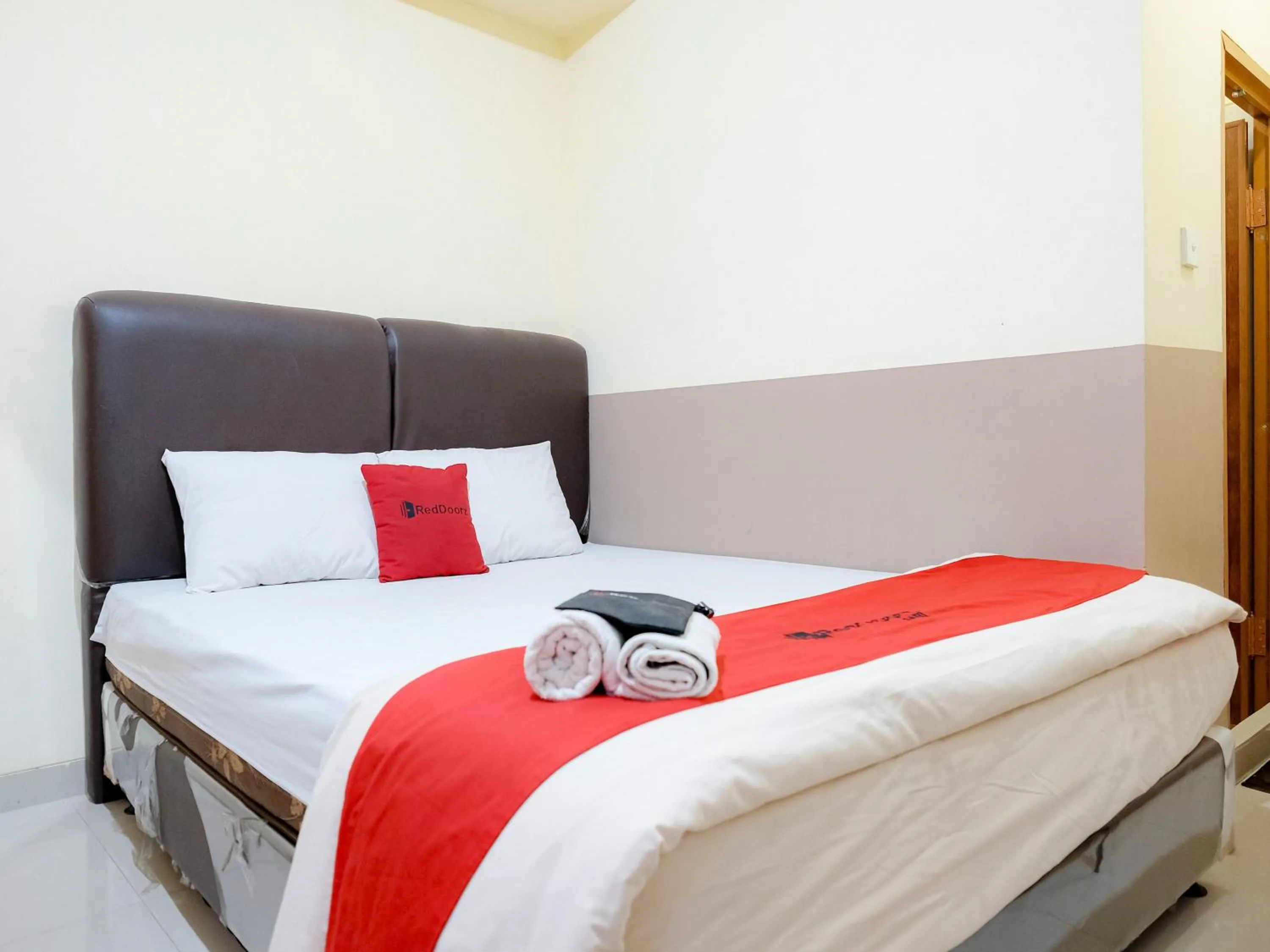 Bedroom, Bed in RedDoorz @ Jalan Biak Roxy Jakarta