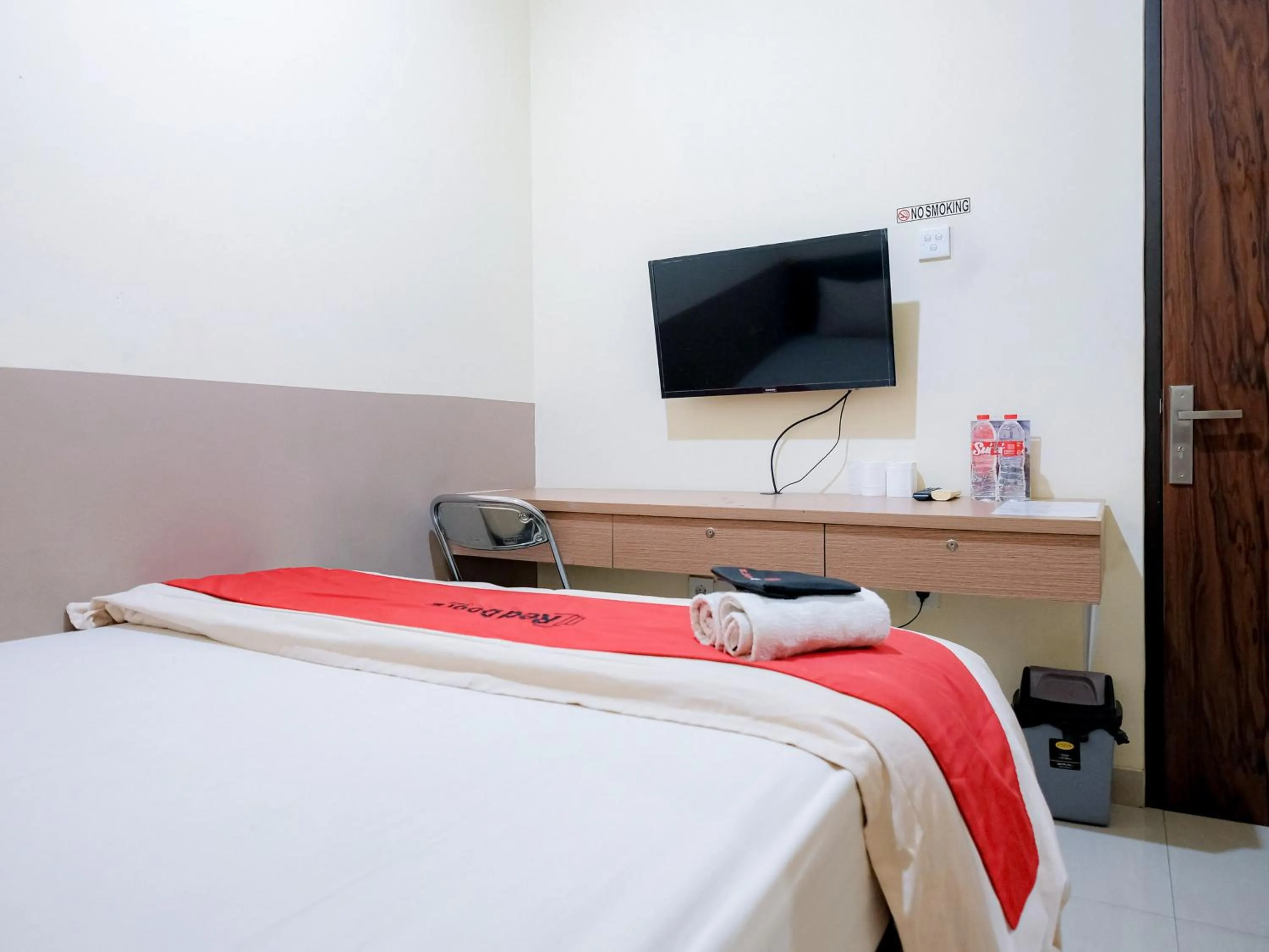 Bedroom, Bed in RedDoorz @ Jalan Biak Roxy Jakarta