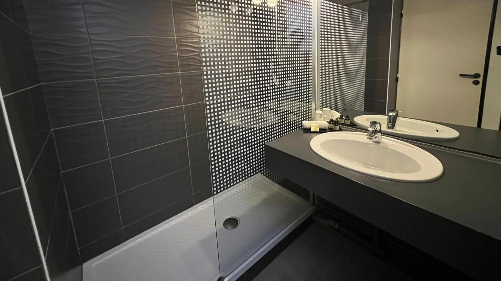 Bathroom in Hôtel du Golf Saint Lazare