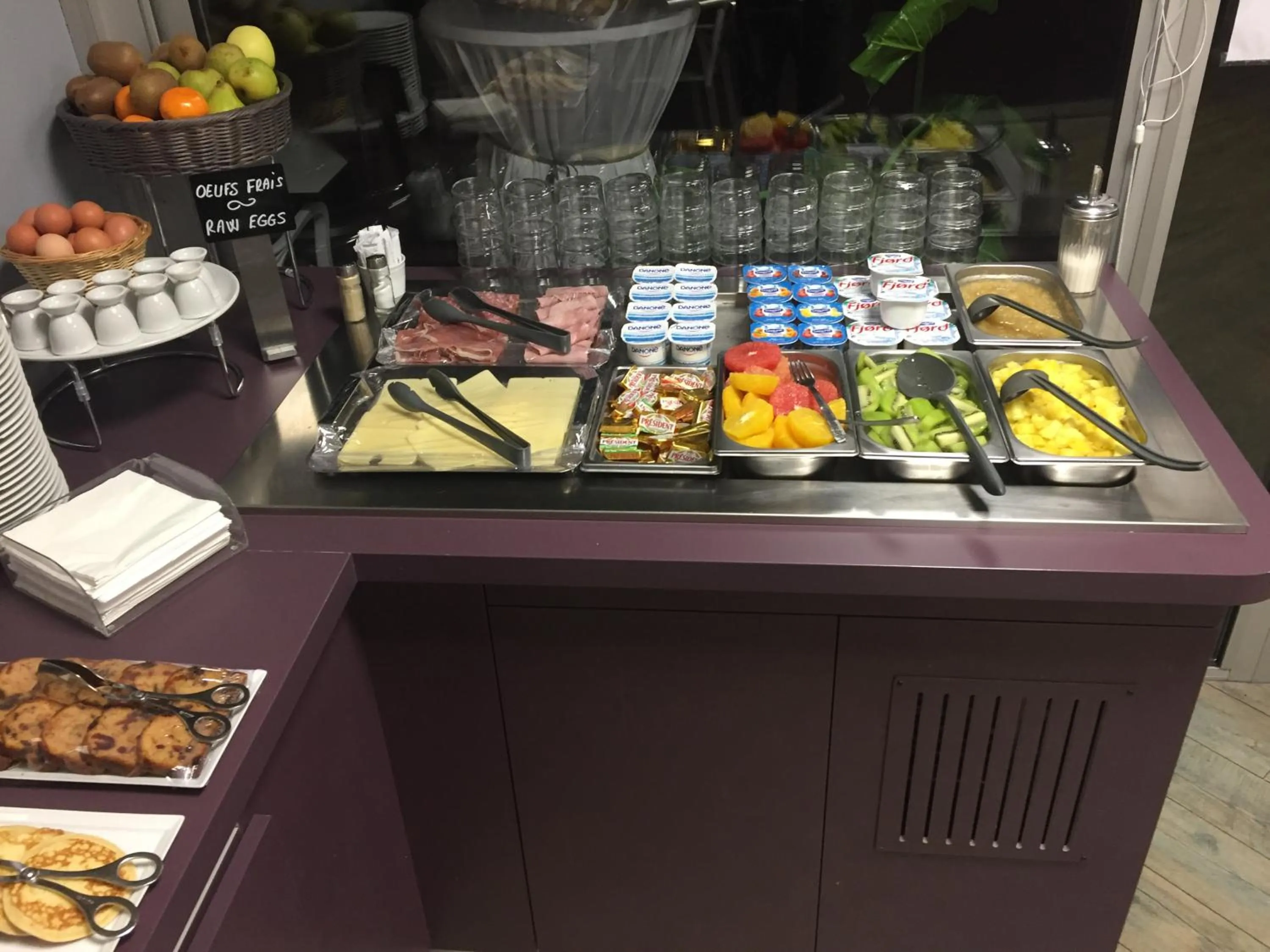 Continental breakfast in Hôtel du Golf Saint Lazare