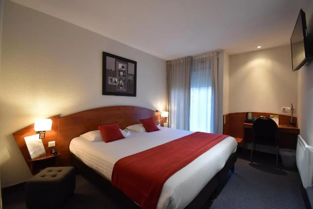 Bedroom, Bed in Hôtel du Golf Saint Lazare