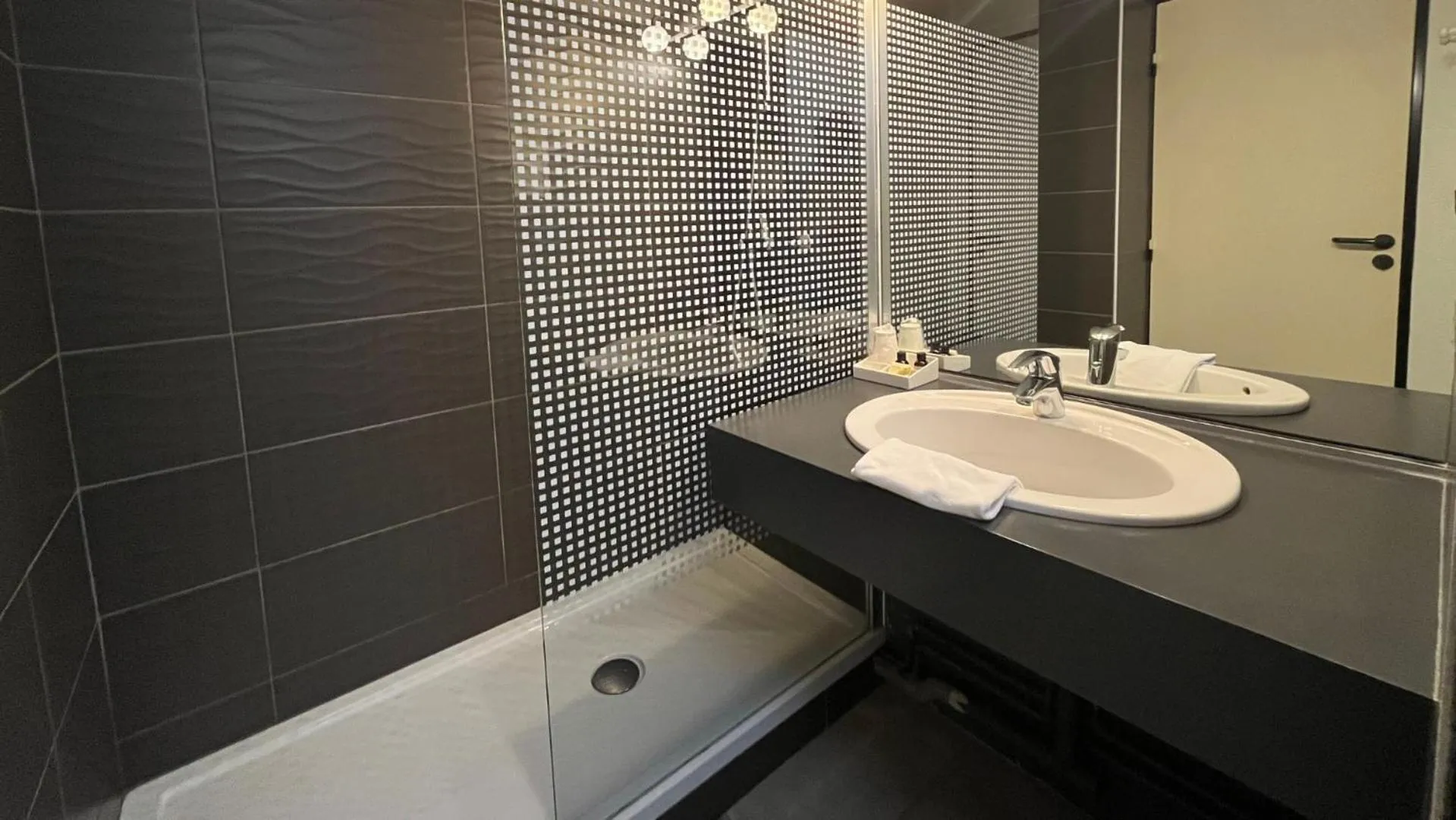 Bathroom in Hôtel du Golf Saint Lazare