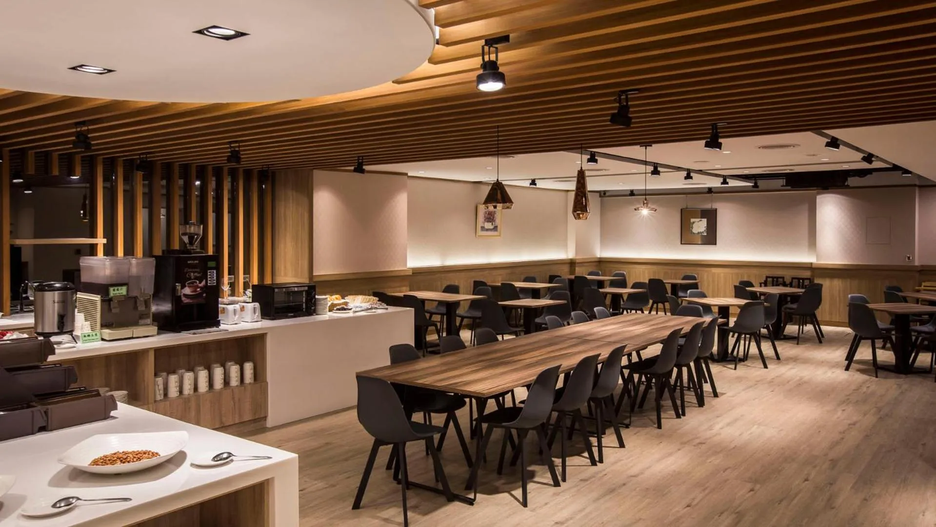 Restaurant/places to eat in Golden Garden Hotel