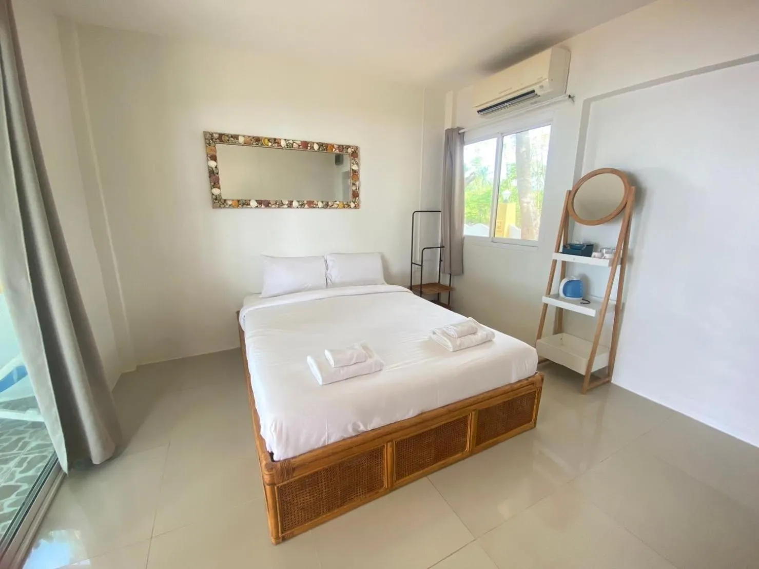 Bedroom, Bed in Issara Beach Resort