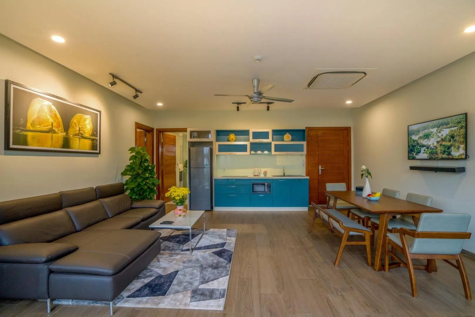 TV and multimedia in Beach Haven Suites Hội An Apartment