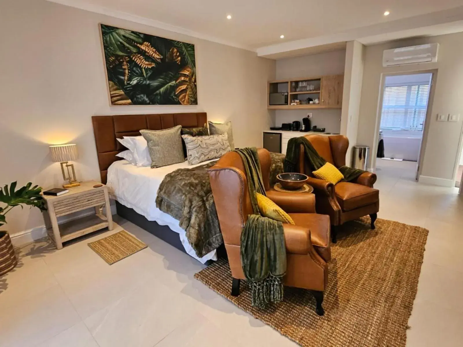 Superior Suite - single occupancy in Vredenburg Manor House Superior Suite - single occupancy in Vredenburg Manor House