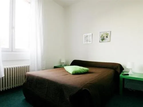 Bedroom, Bed in Hôtel Brasserie Le Lion d'Or