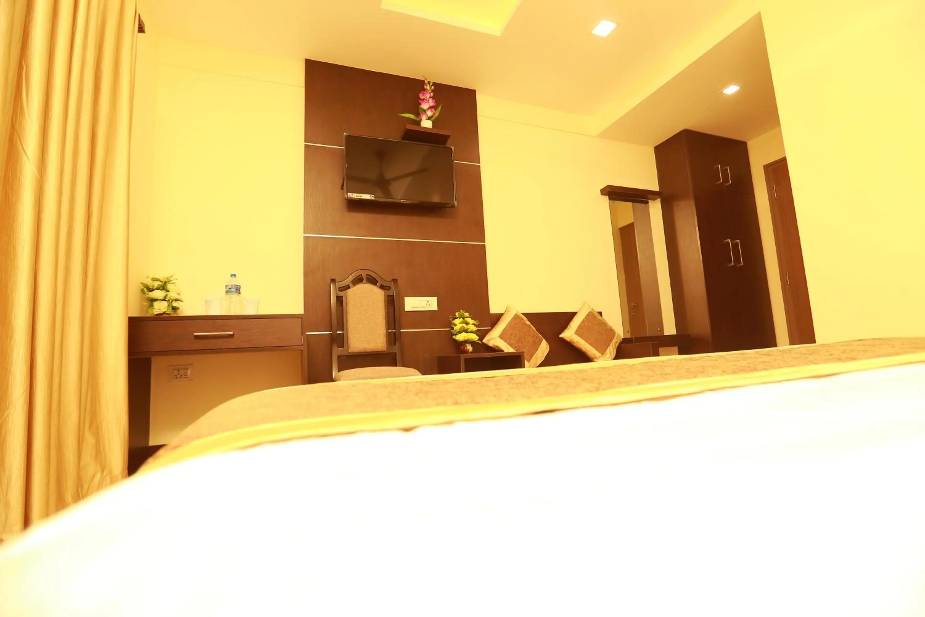 Bedroom, Bed in The Crescent Suites