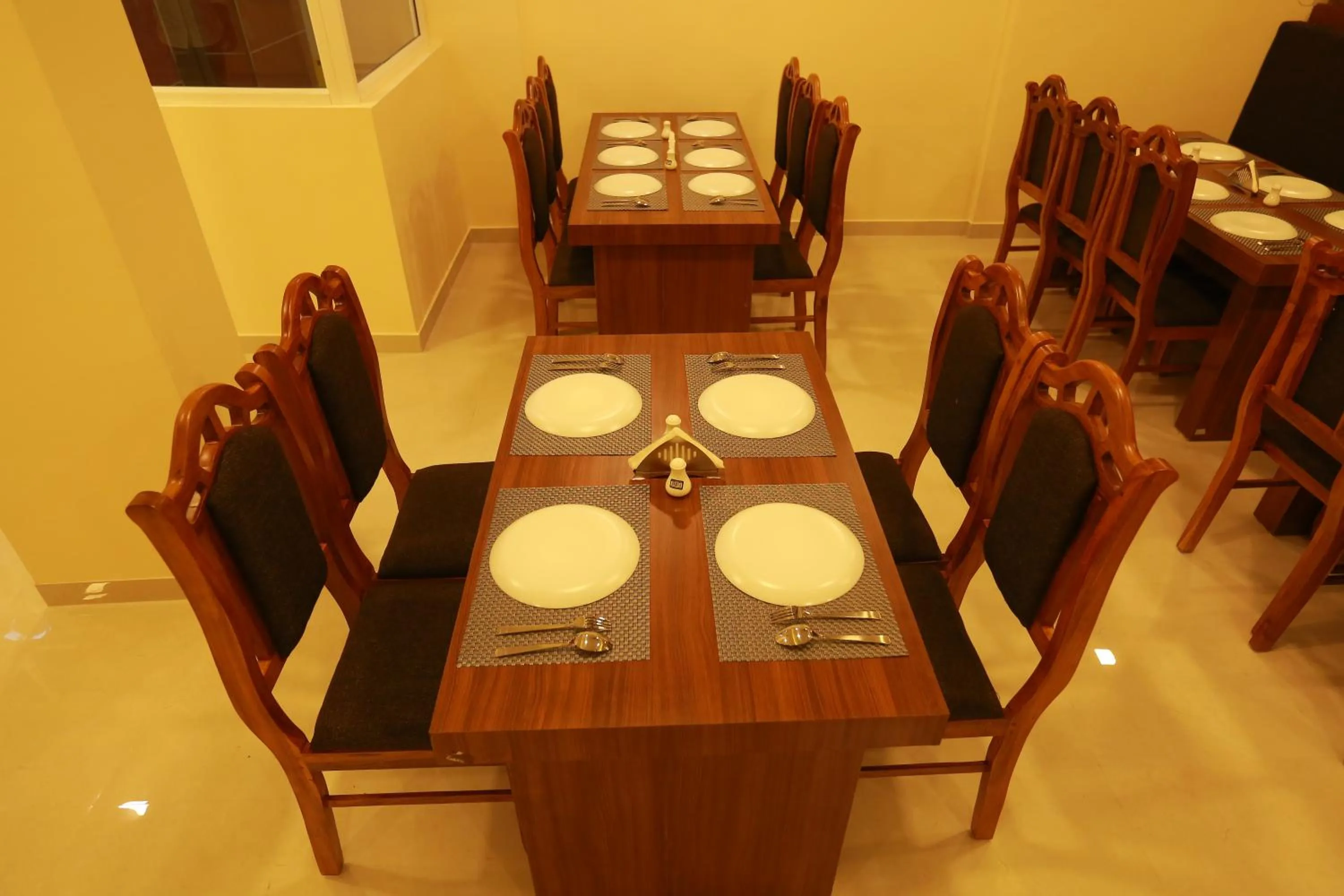 Restaurant/places to eat in The Crescent Suites