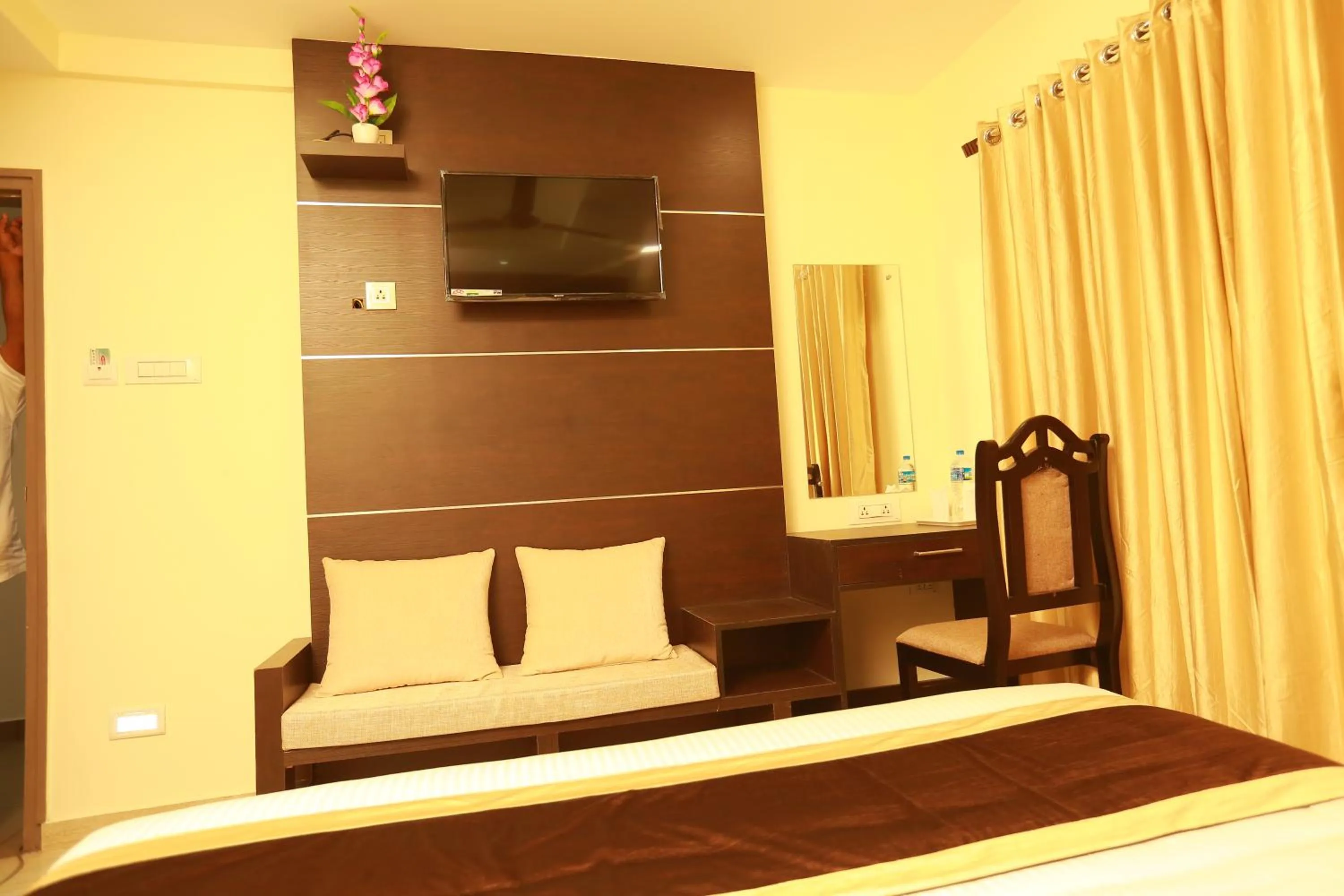 Seating area, Bed in The Crescent Suites