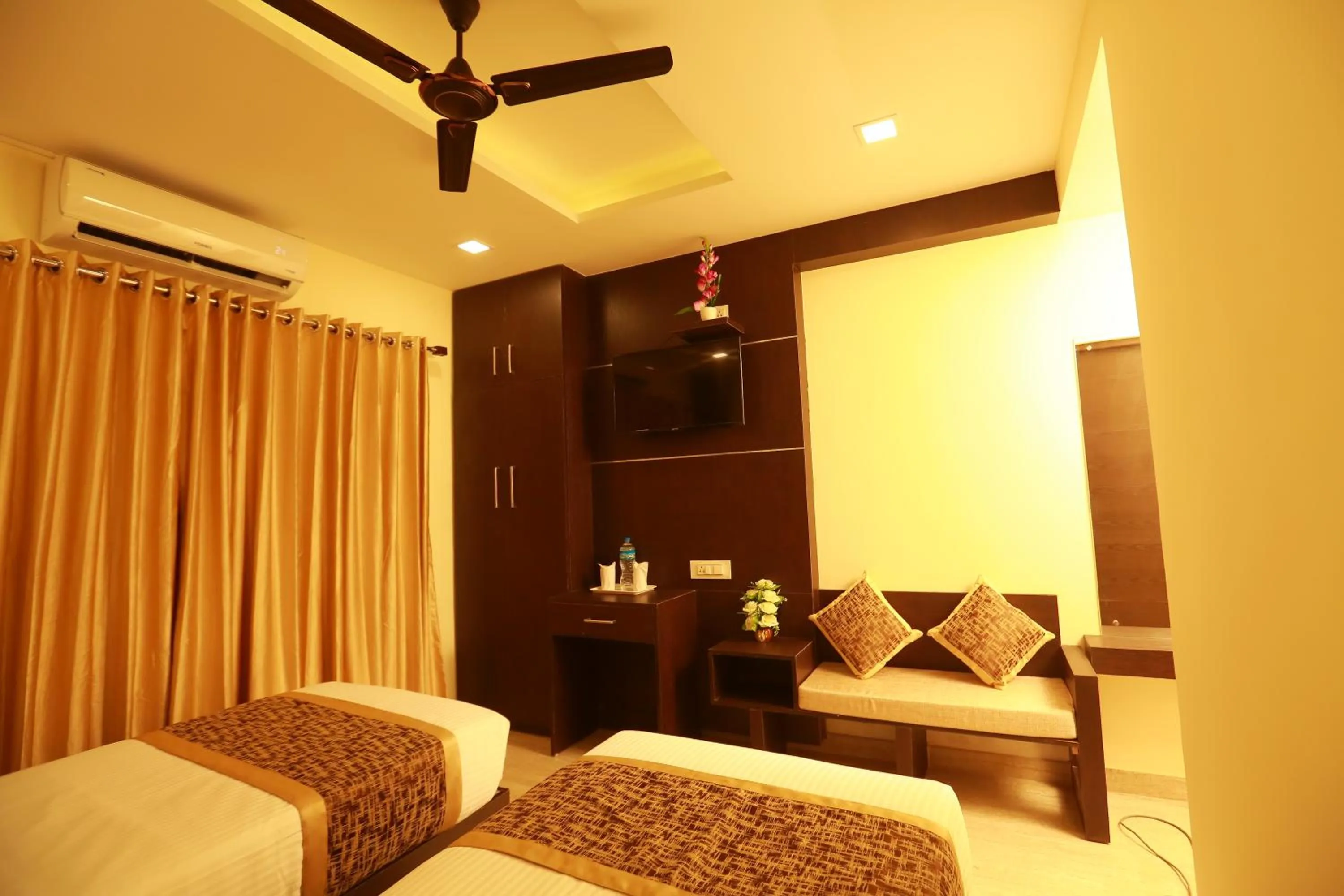 Bedroom, Bed in The Crescent Suites