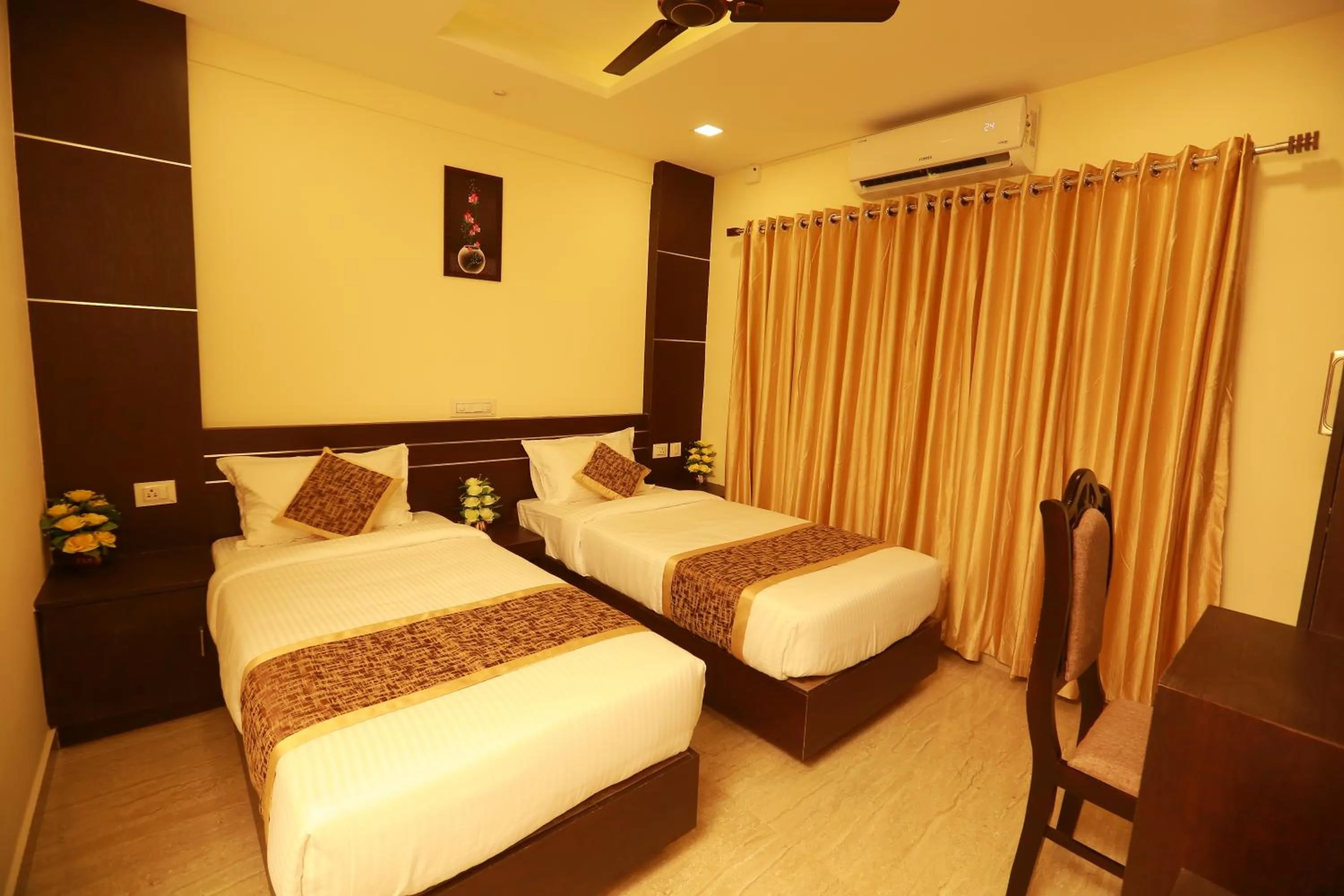 Bedroom, Bed in The Crescent Suites