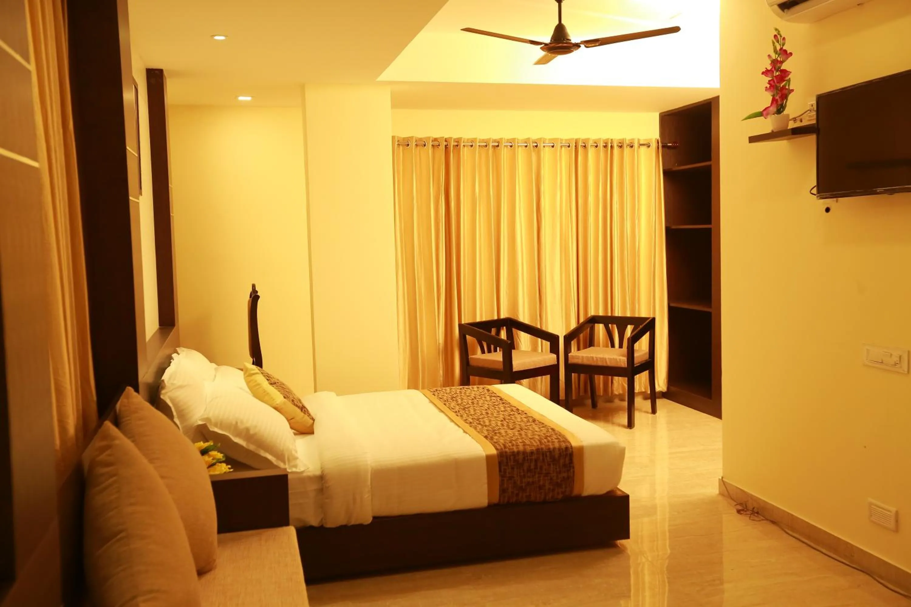 Communal lounge/ TV room, Bed in The Crescent Suites