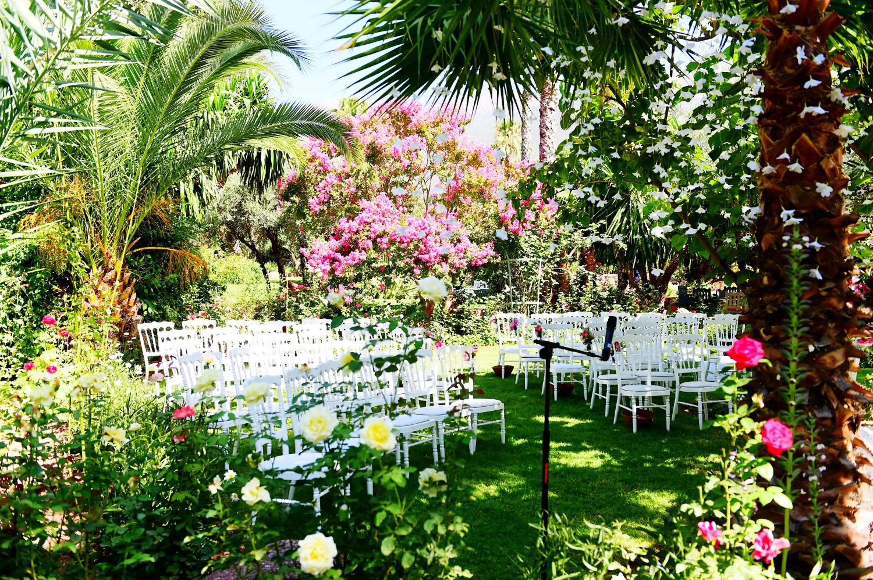 Garden in Domaine de la Roseraie Resort