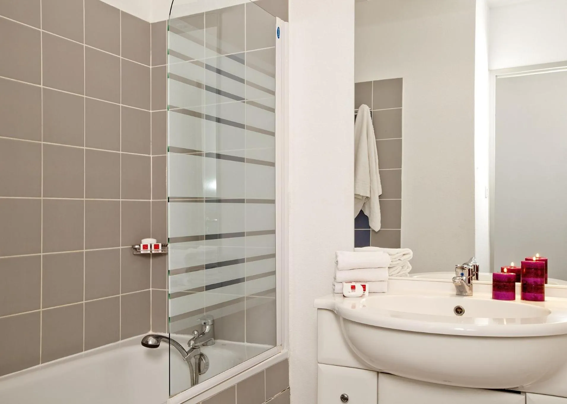 Bathroom in Apparthotel Séjours & Affaires Manosque