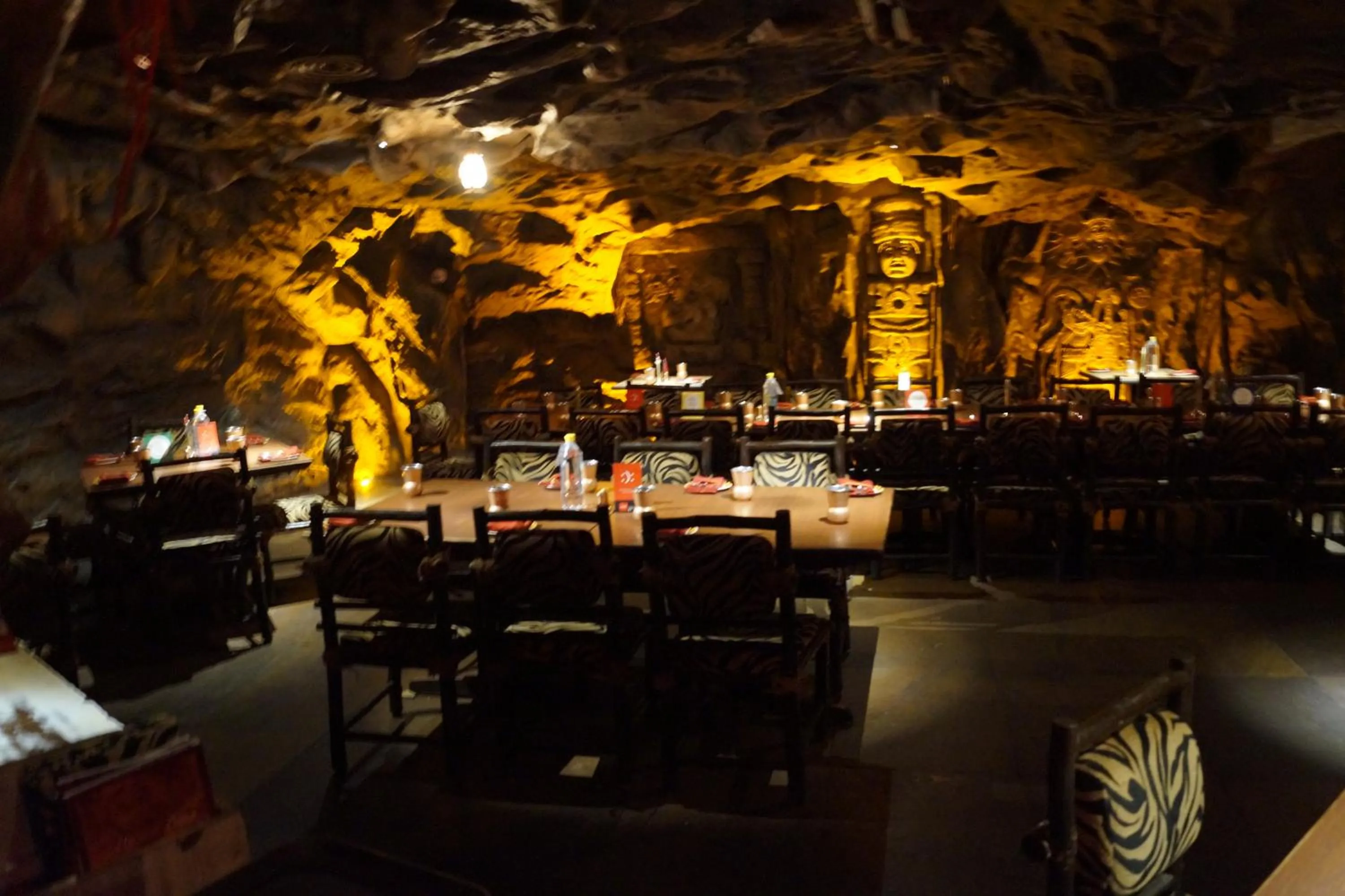 Restaurant/places to eat in The President Hotel