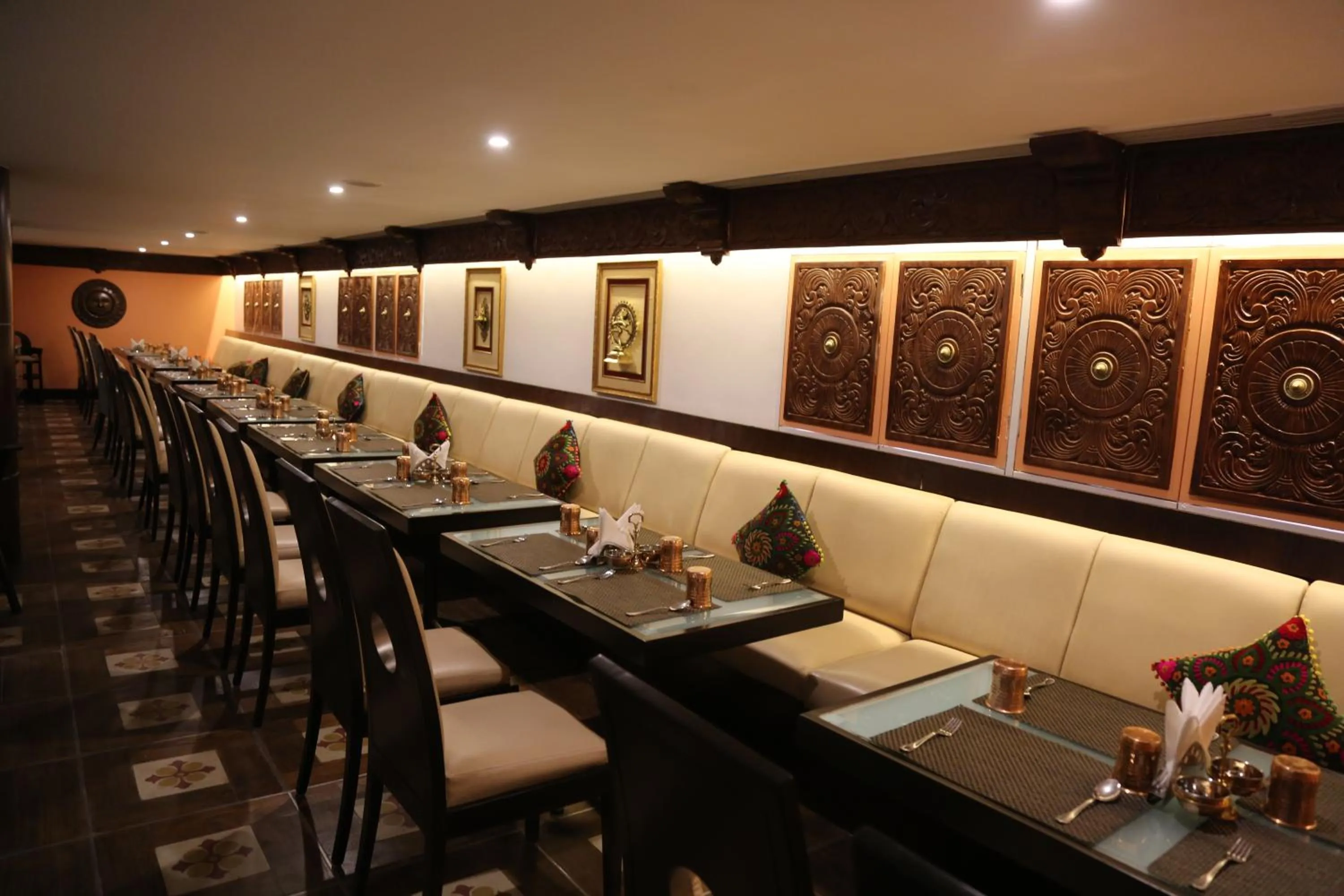 Restaurant/places to eat in The President Hotel