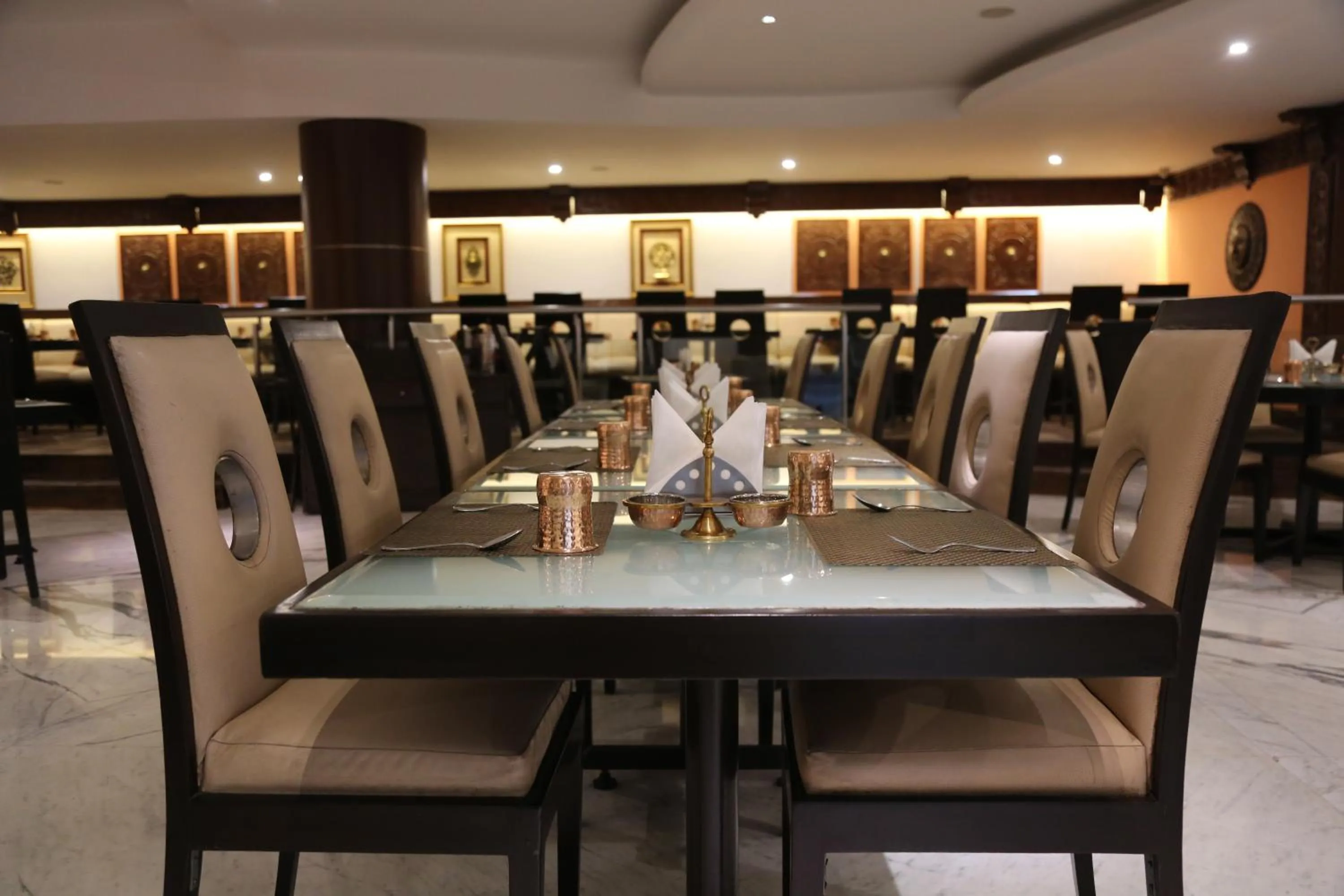 Restaurant/places to eat in The President Hotel