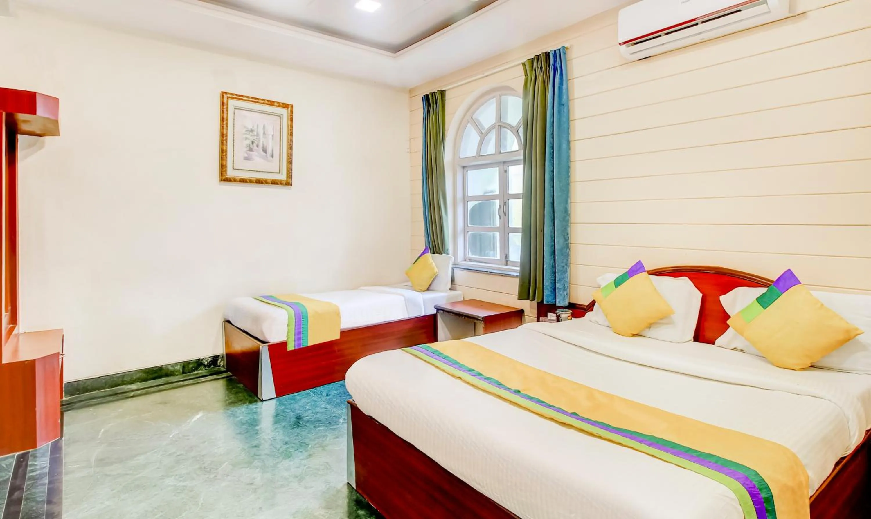 Bedroom, Bed in Itsy Hotel New Retreat - Main Market, Mahabaleshwar