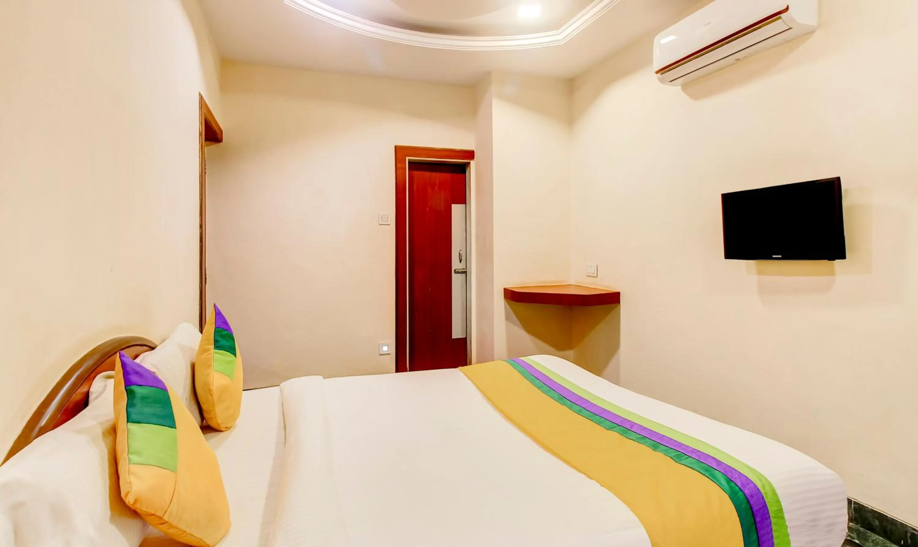 Bedroom, Bed in Itsy Hotel New Retreat - Main Market, Mahabaleshwar