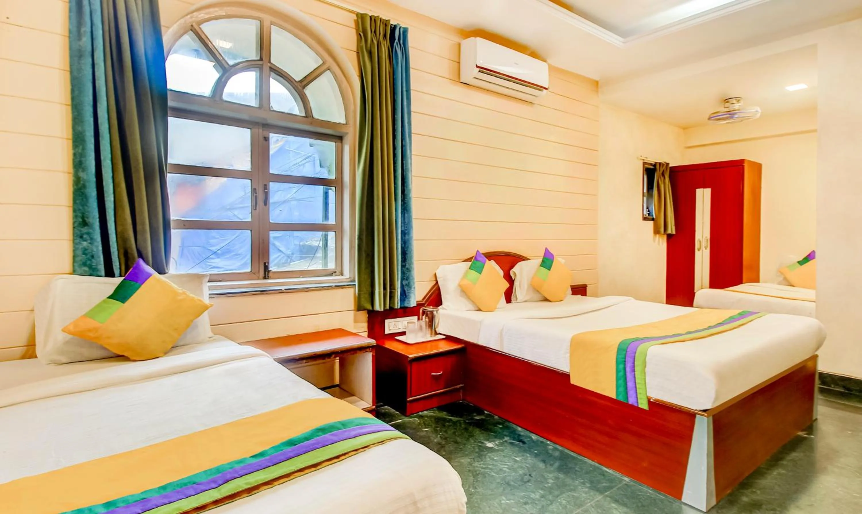 Bedroom, Bed in Itsy Hotel New Retreat - Main Market, Mahabaleshwar
