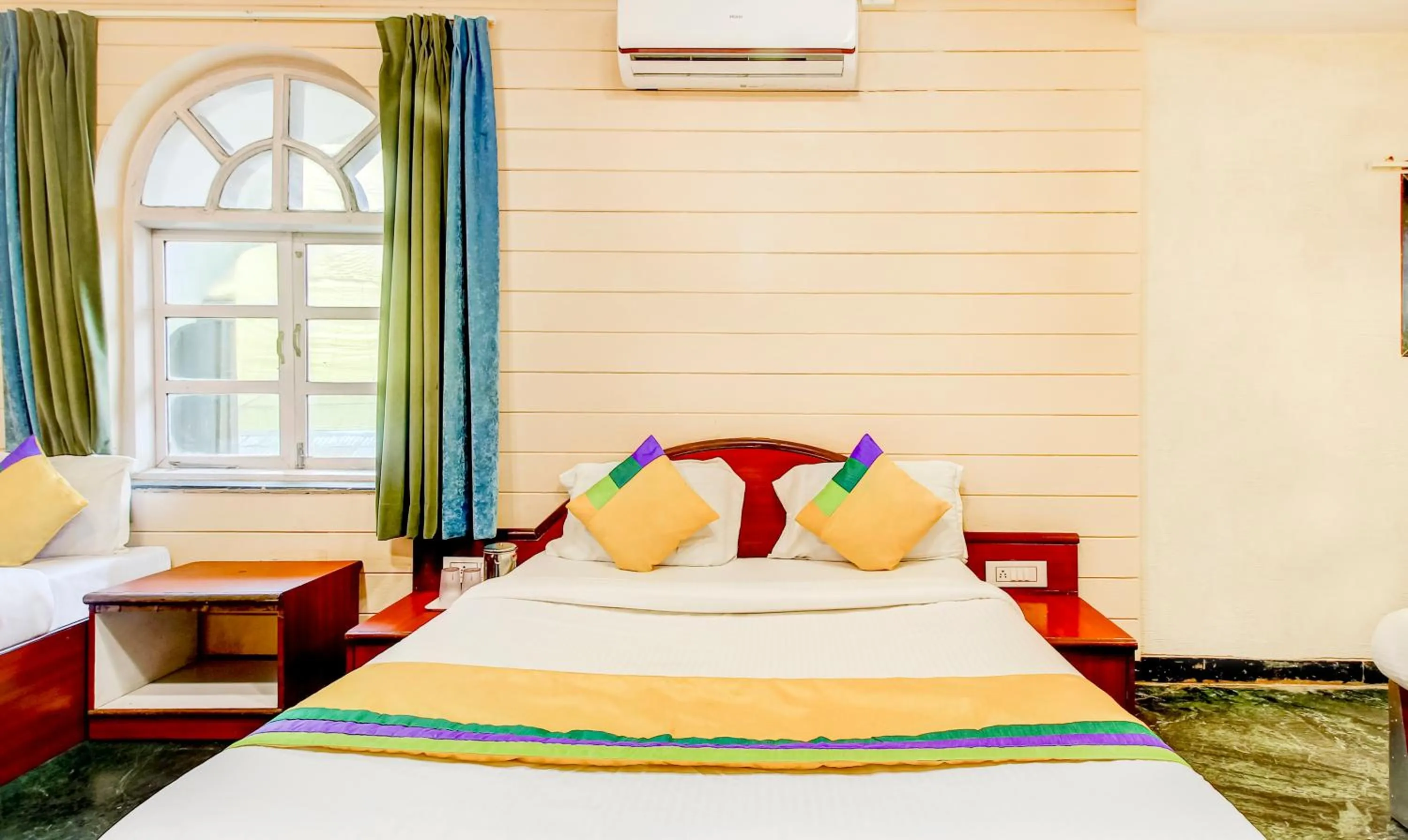Bedroom, Bed in Itsy Hotel New Retreat - Main Market, Mahabaleshwar
