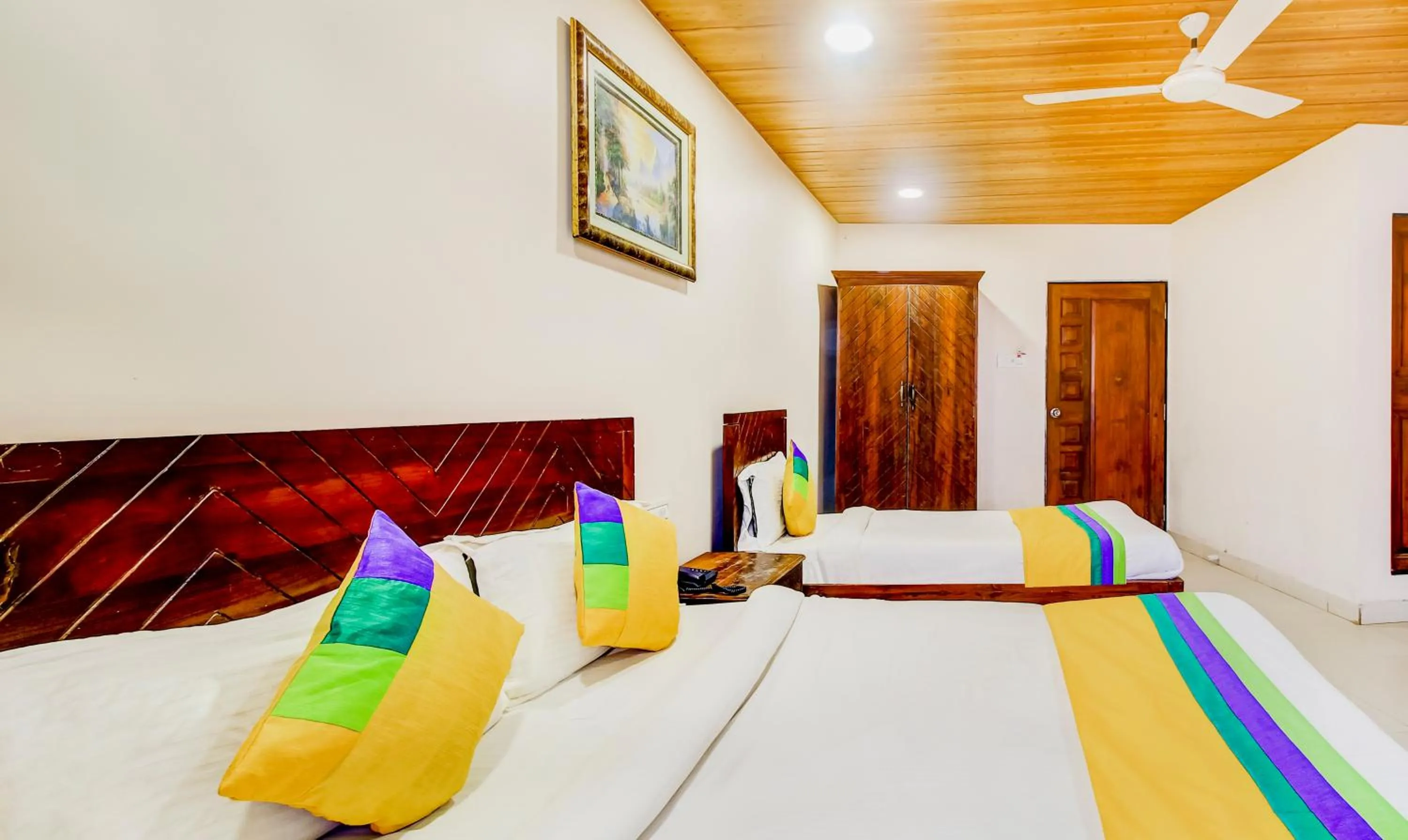 Bedroom, Bed in Itsy Hotel New Retreat - Main Market, Mahabaleshwar