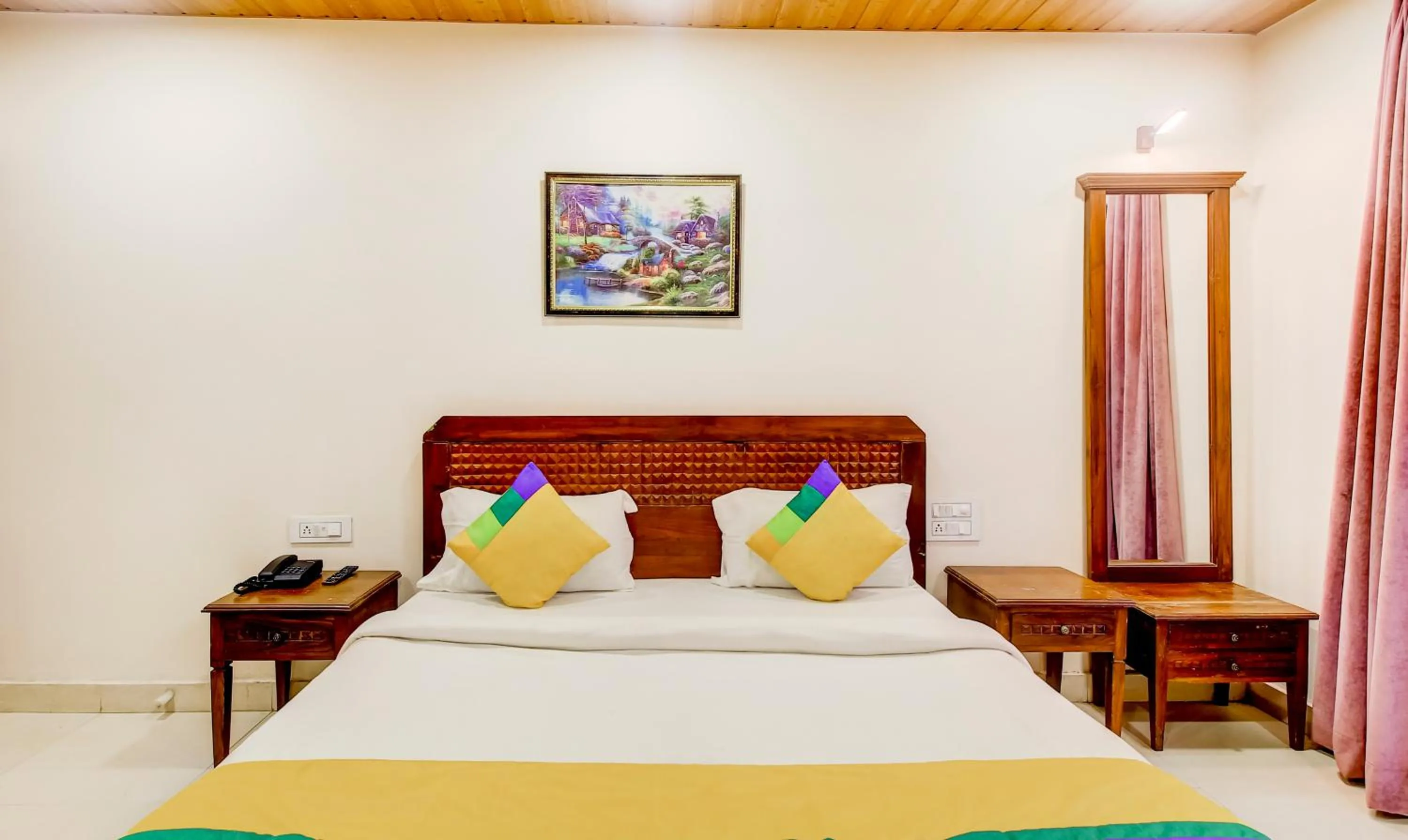 Bedroom, Bed in Itsy Hotel New Retreat - Main Market, Mahabaleshwar