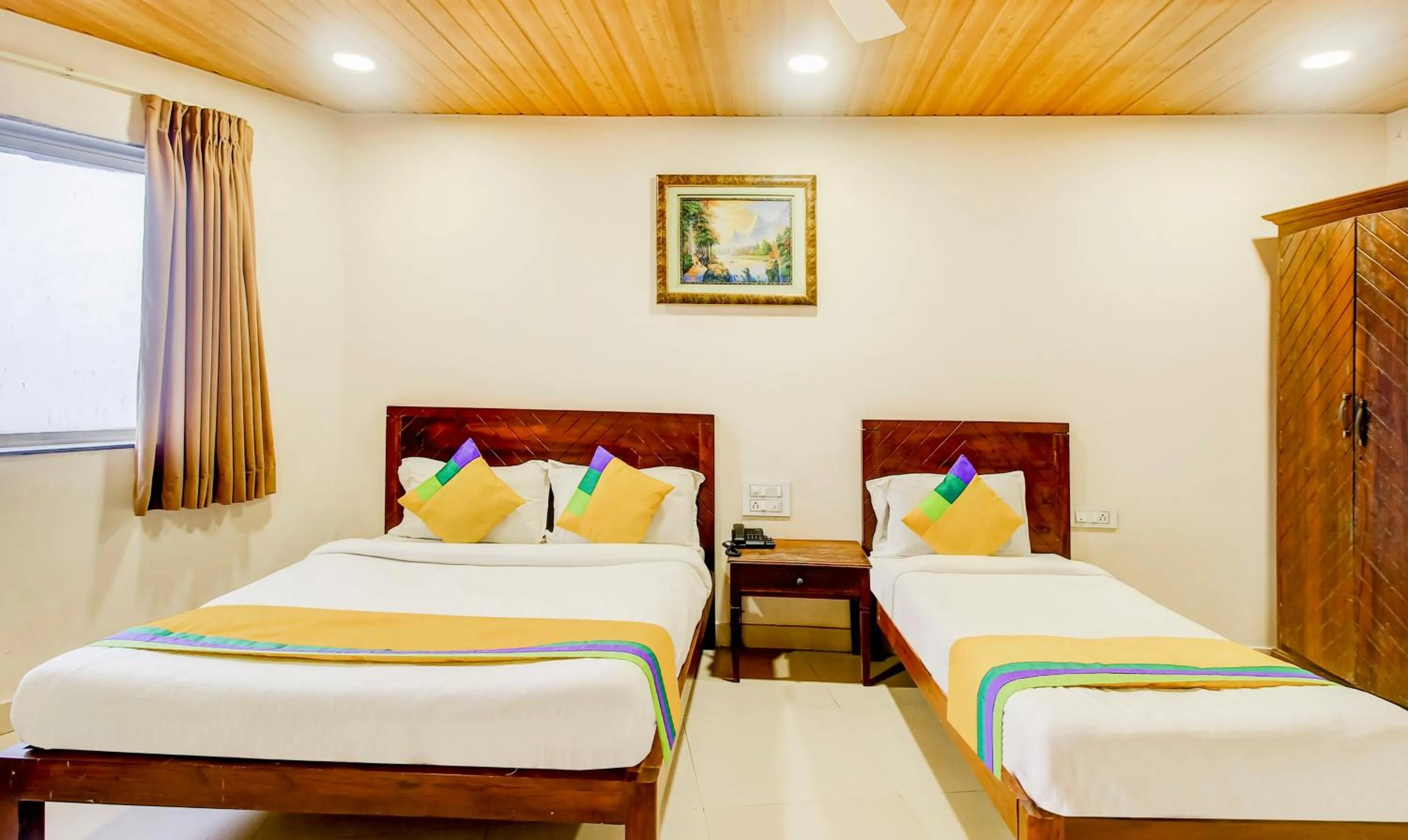 Bedroom, Bed in Itsy Hotel New Retreat - Main Market, Mahabaleshwar