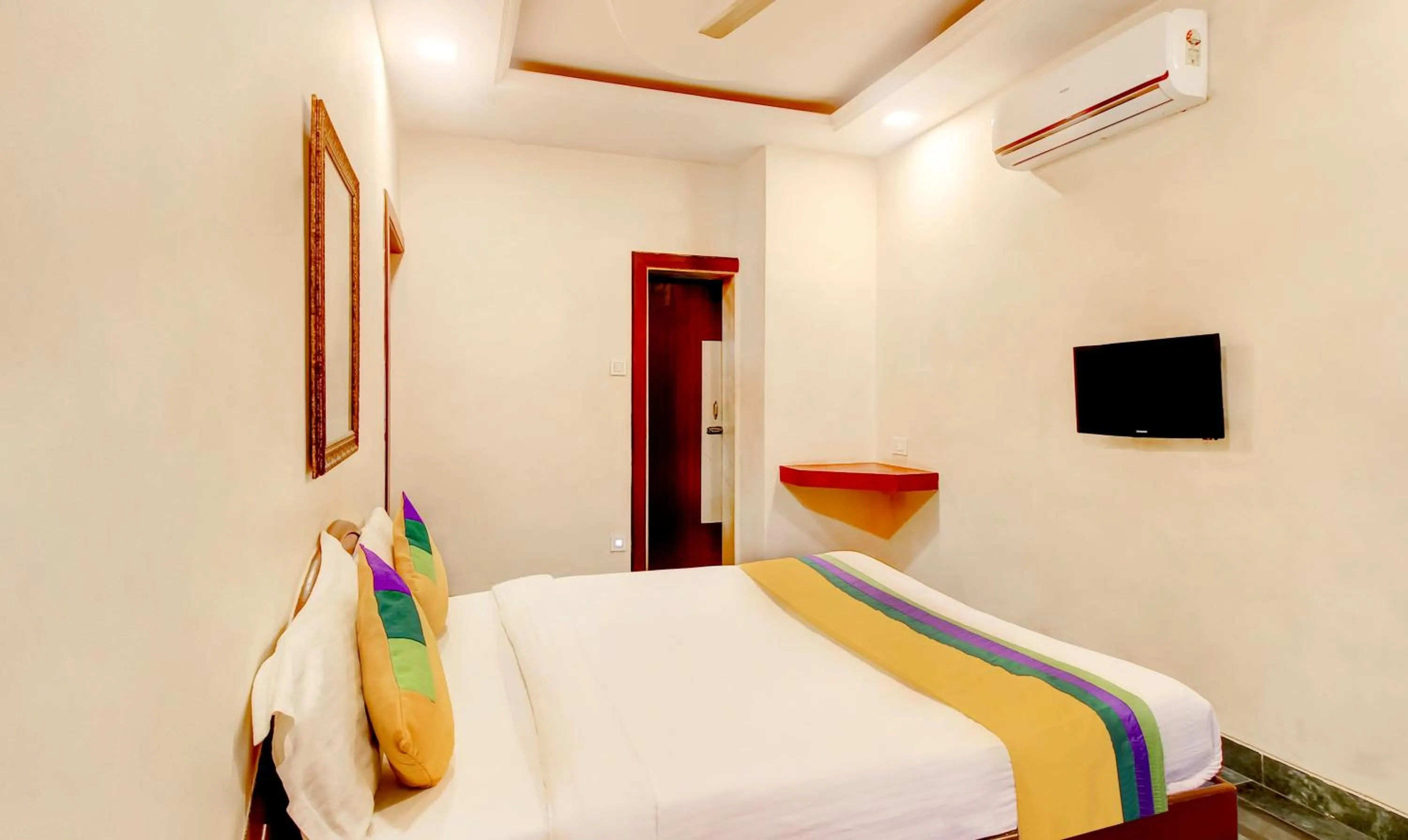Bedroom, Bed in Itsy Hotel New Retreat - Main Market, Mahabaleshwar