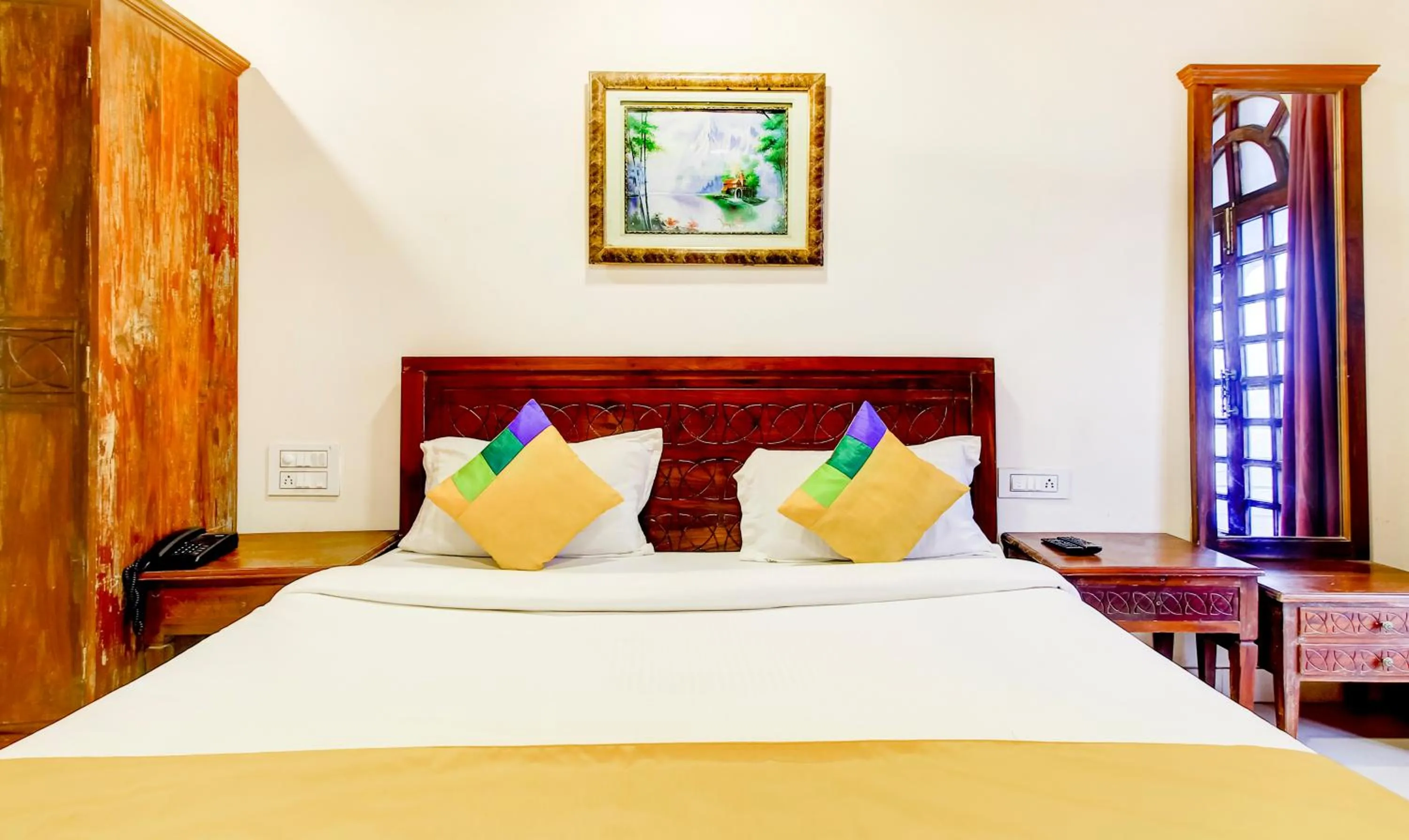 Bedroom, Bed in Itsy Hotel New Retreat - Main Market, Mahabaleshwar