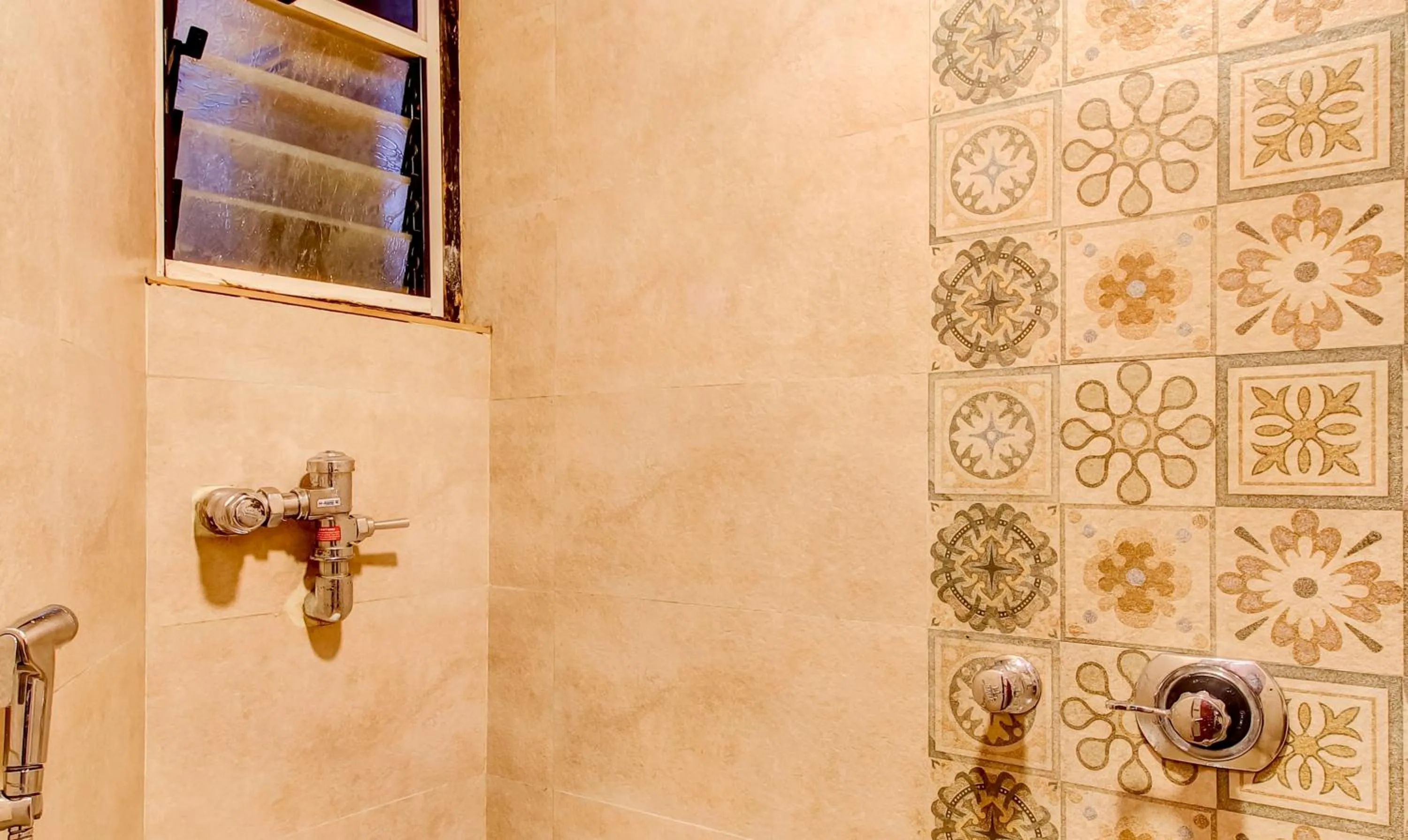 Bathroom in Itsy Hotel New Retreat - Main Market, Mahabaleshwar