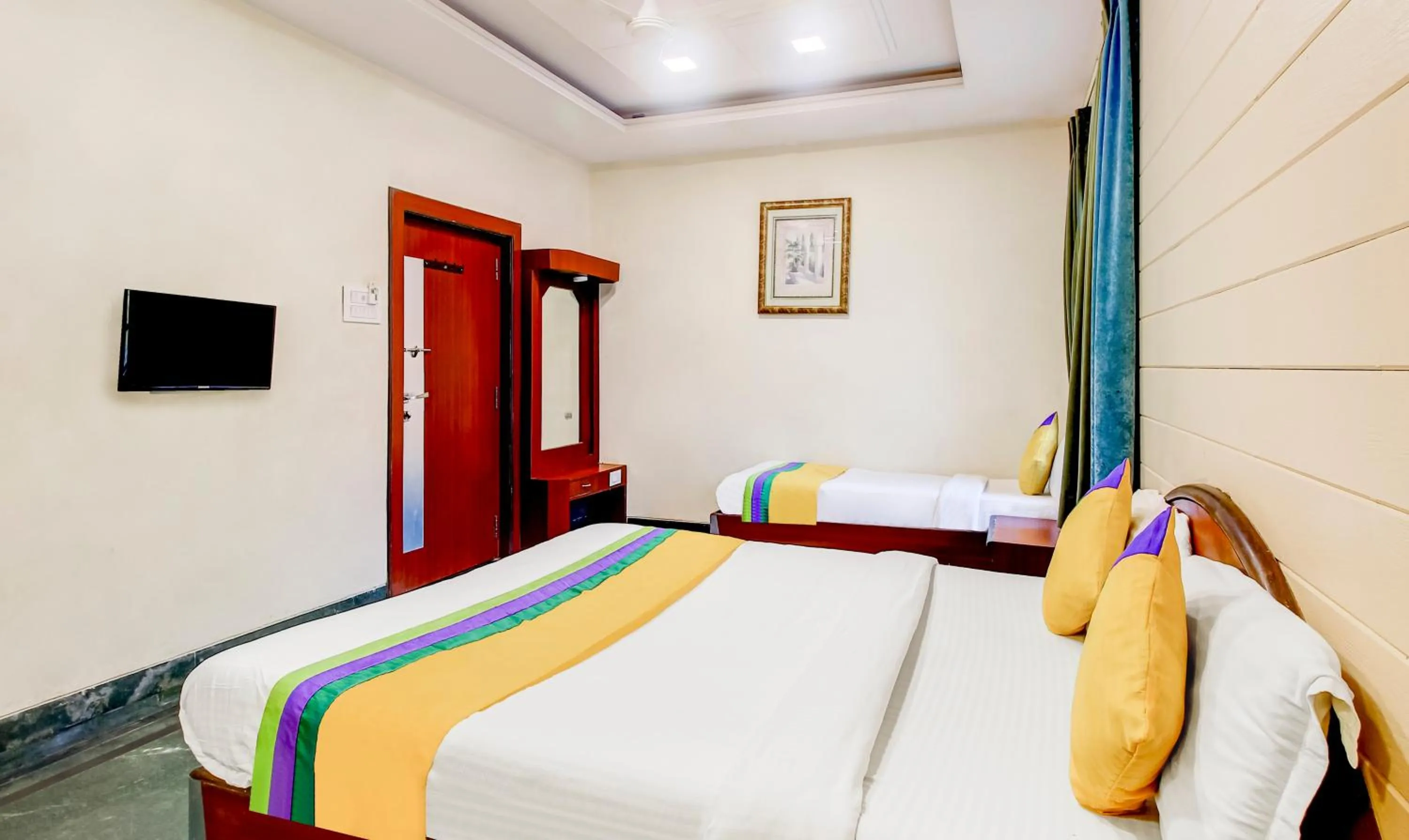 Bedroom, Bed in Itsy Hotel New Retreat - Main Market, Mahabaleshwar