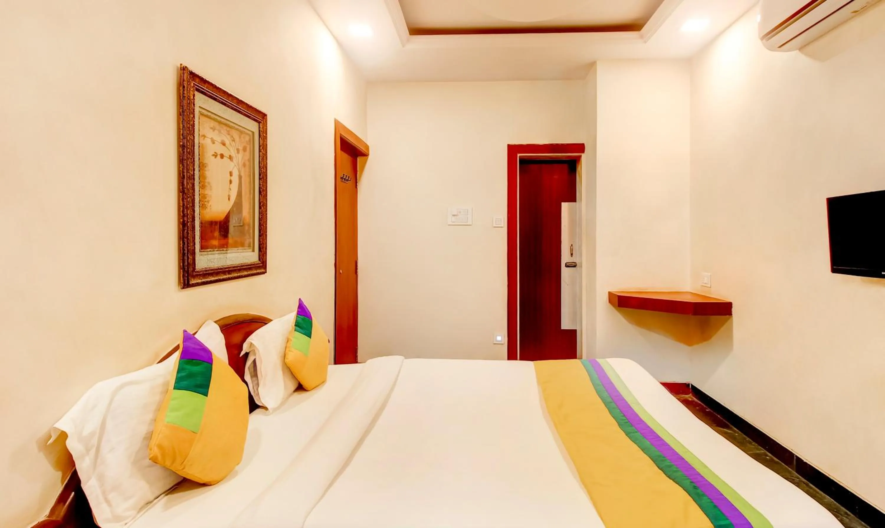 Bedroom, Bed in Itsy Hotel New Retreat - Main Market, Mahabaleshwar