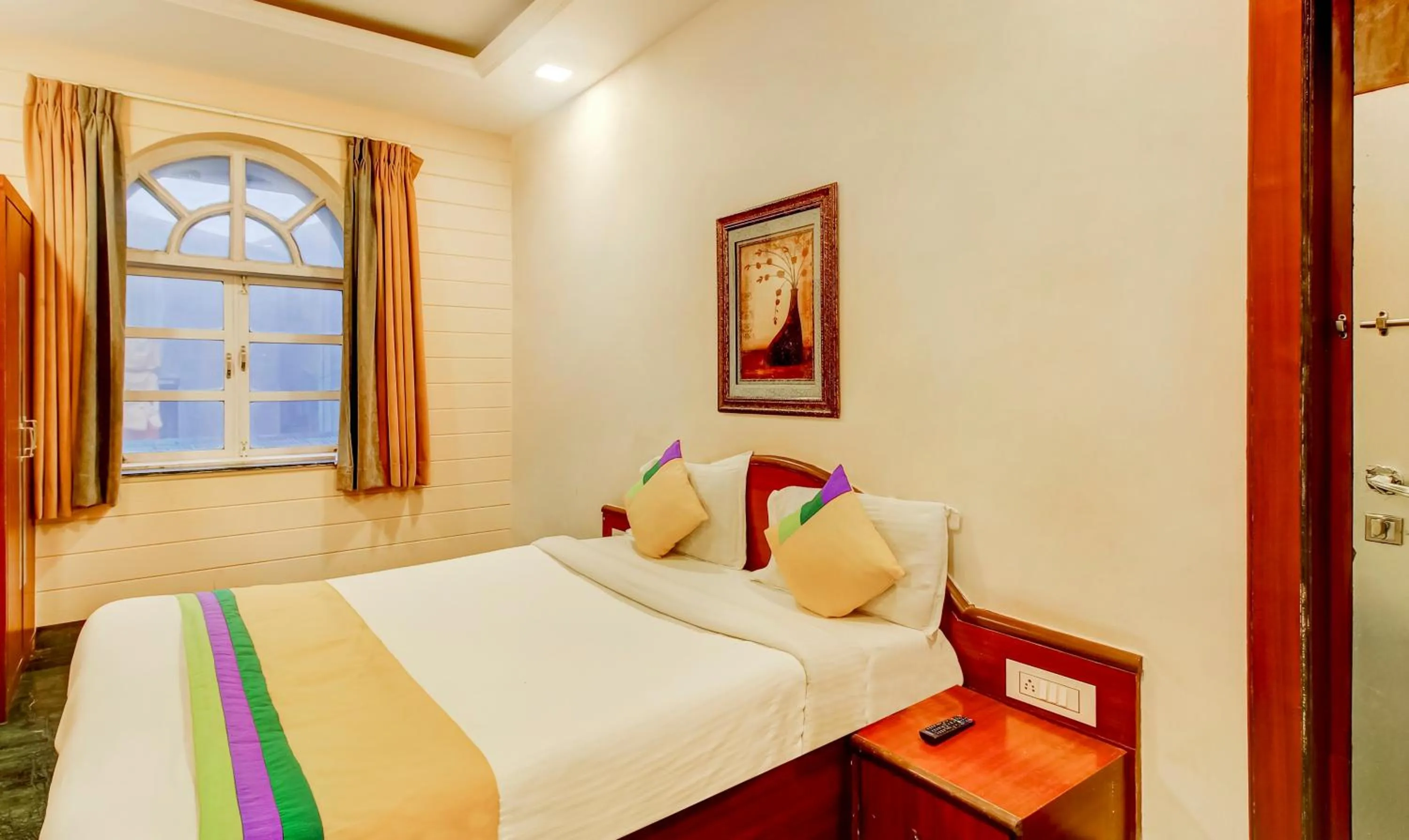 Bedroom, Bed in Itsy Hotel New Retreat - Main Market, Mahabaleshwar