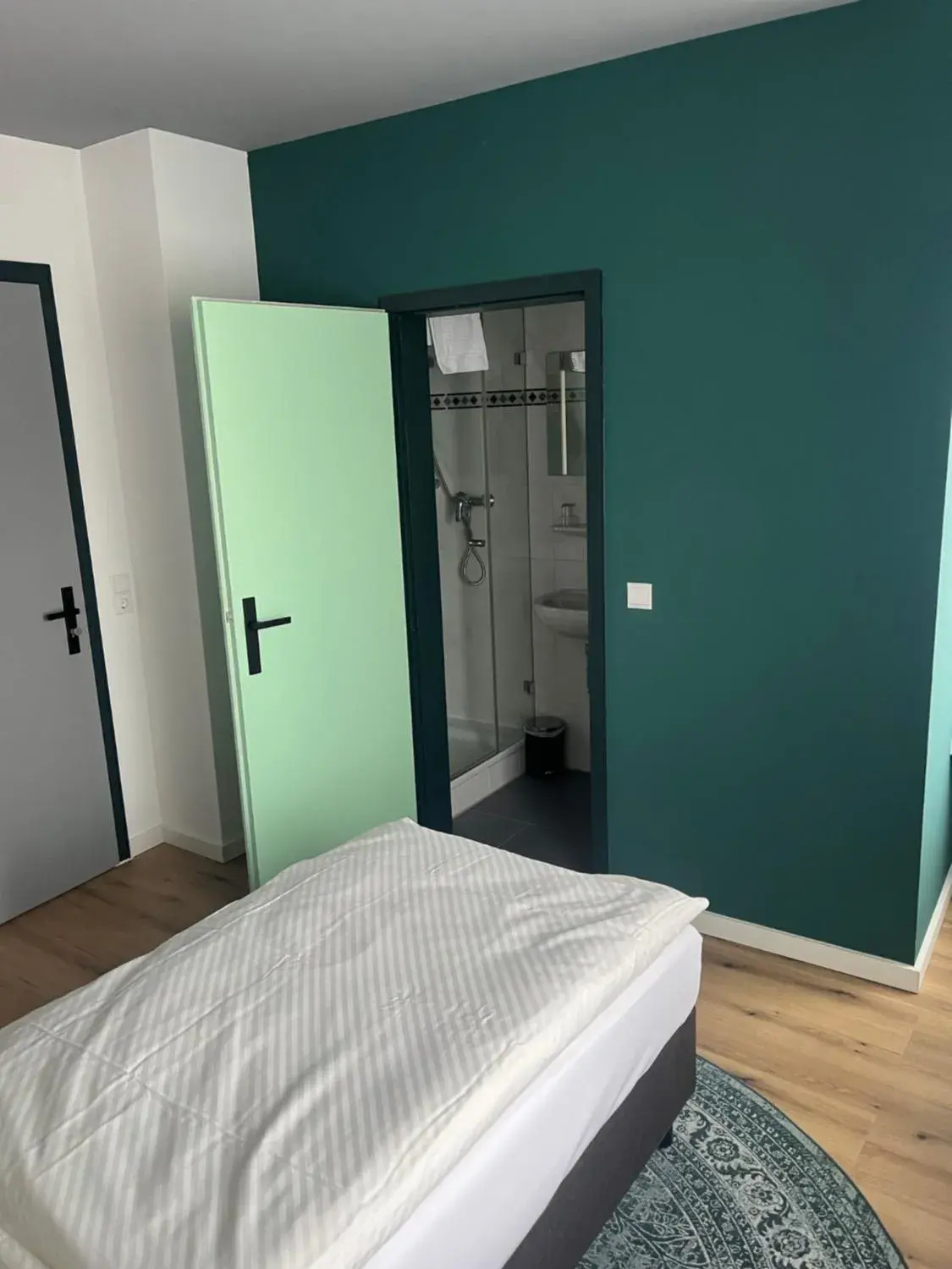 Single Room with Bathroom in Airport Hotel Jägerhof Weeze Single Room with Bathroom in Airport Hotel Jägerhof Weeze