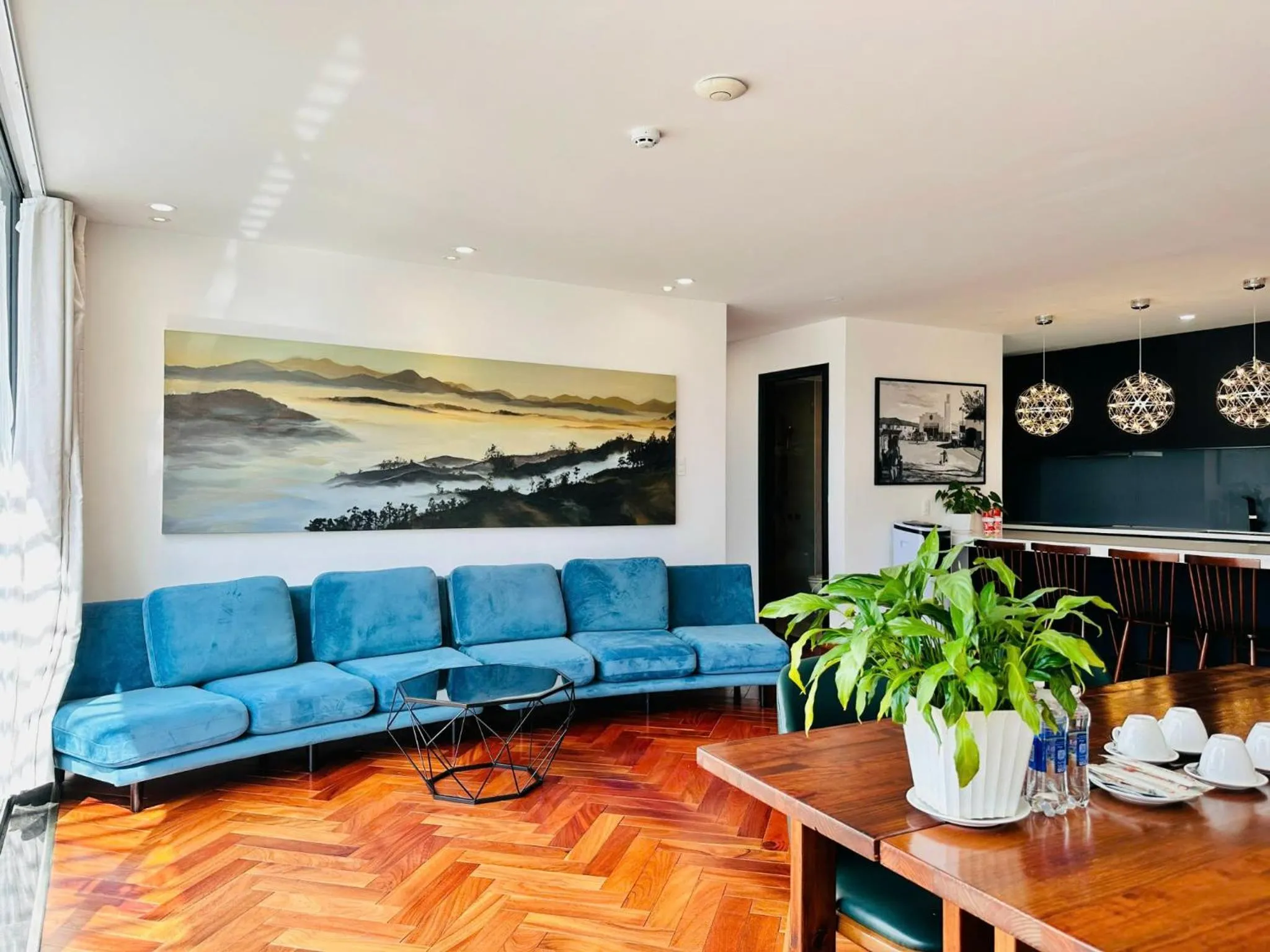 Living room in Len's Hotel