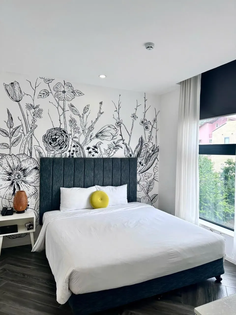 Bedroom, Bed in Len's Hotel