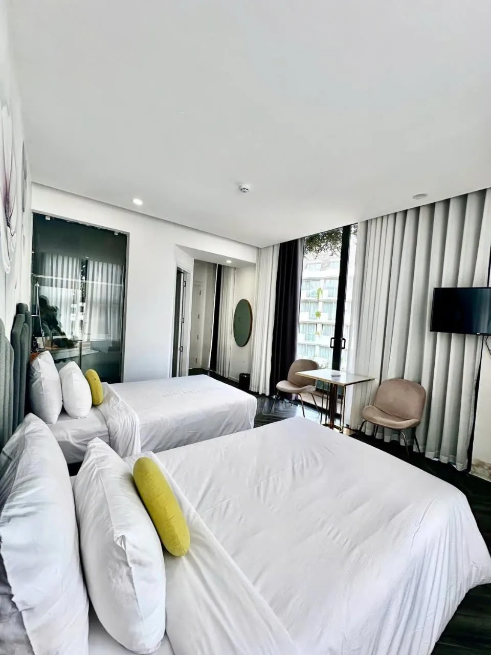 Bedroom, Bed in Len's Hotel