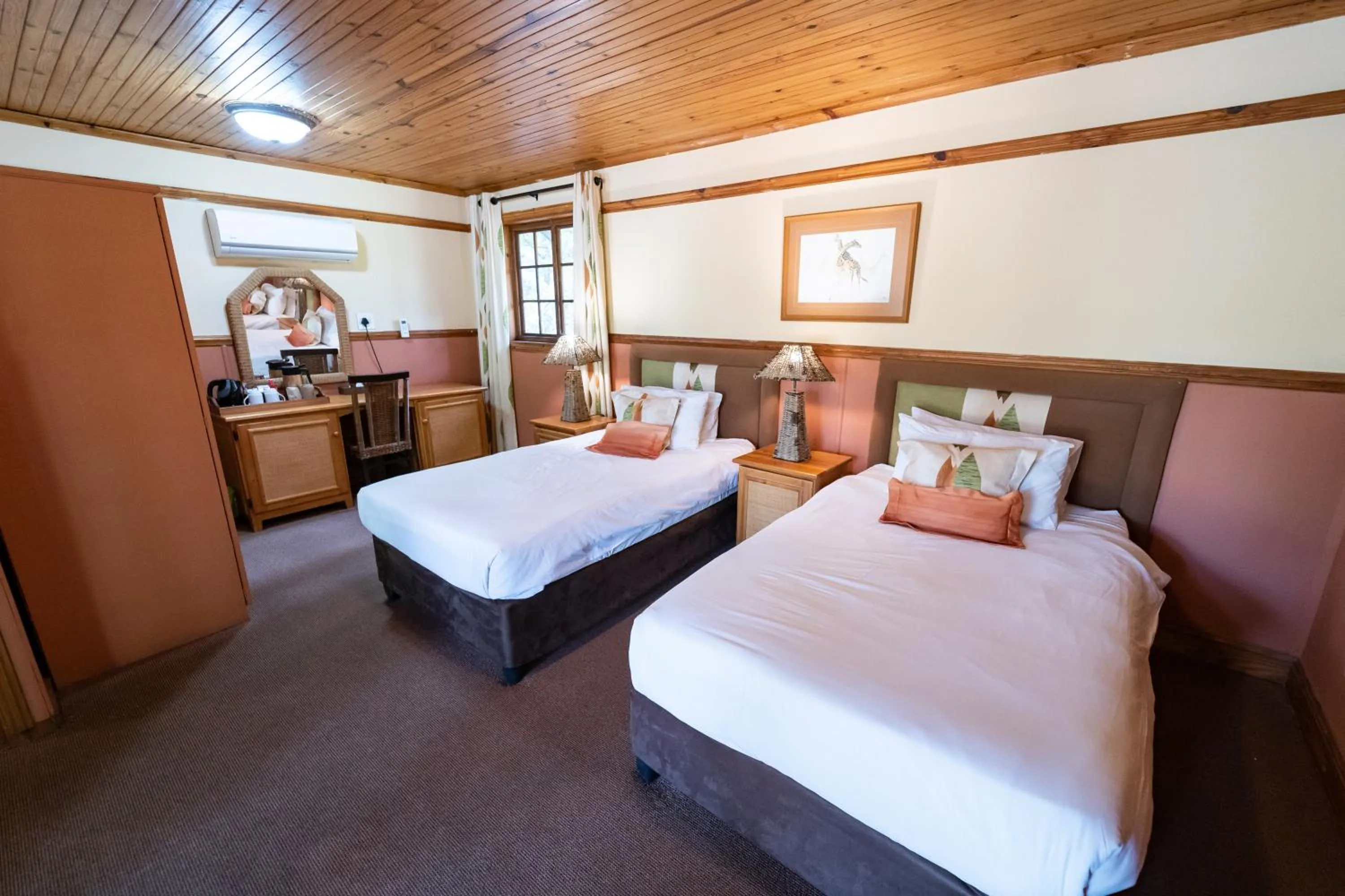 Photo of the whole room, Bed in Gooderson Bushlands Game Lodge