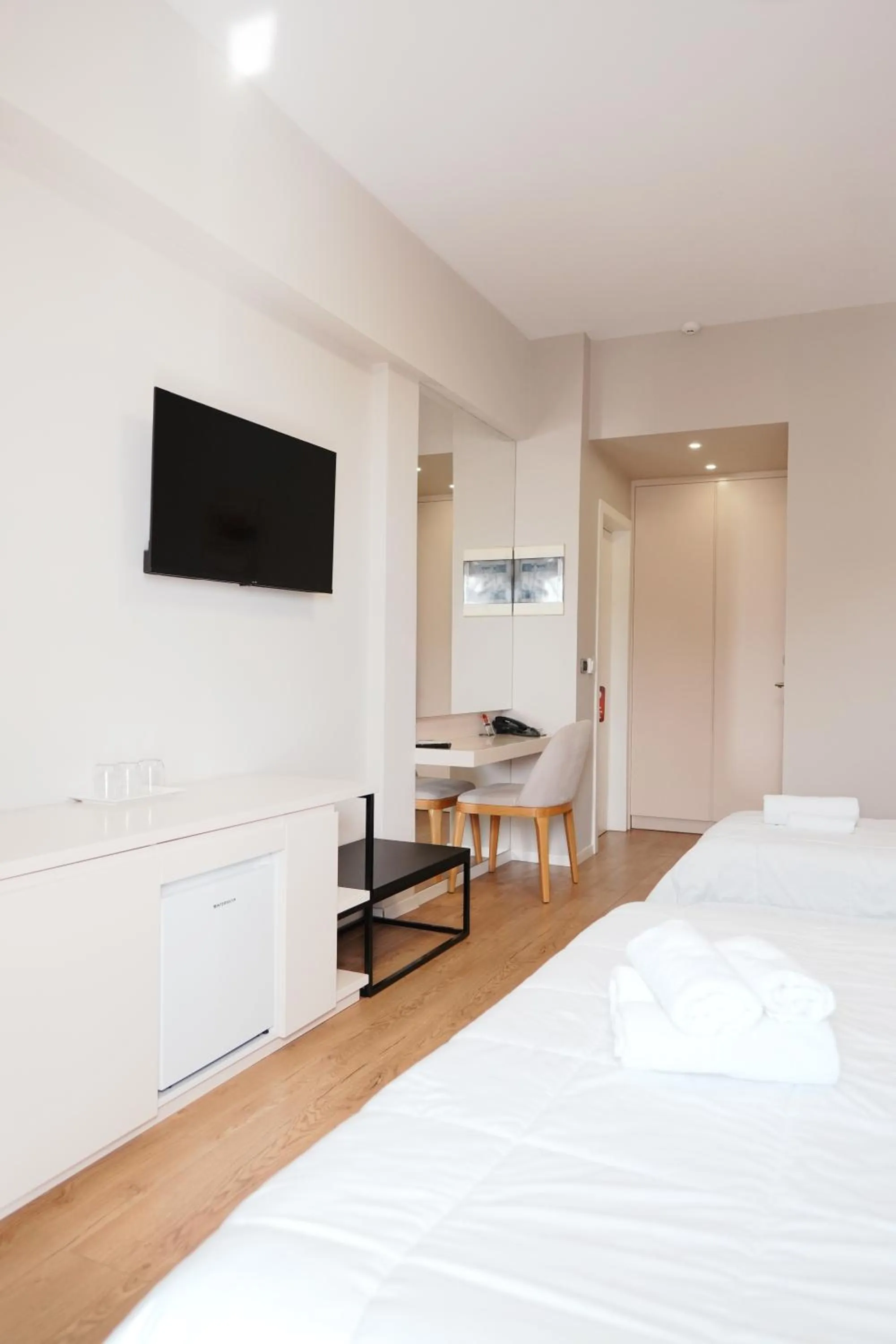 Communal lounge/ TV room, Bed in Hotel Blue Sky