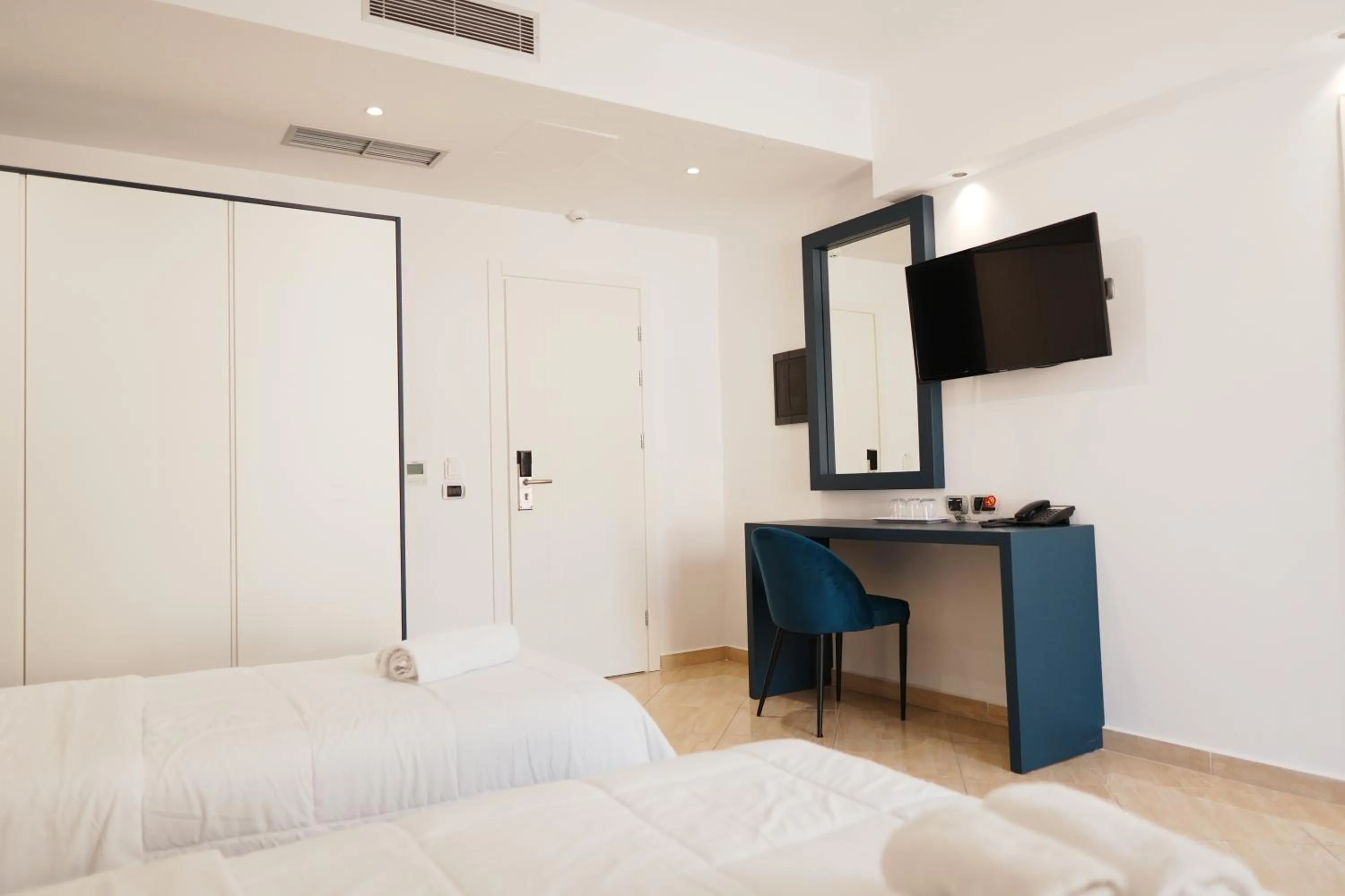 Communal lounge/ TV room, Bed in Hotel Blue Sky