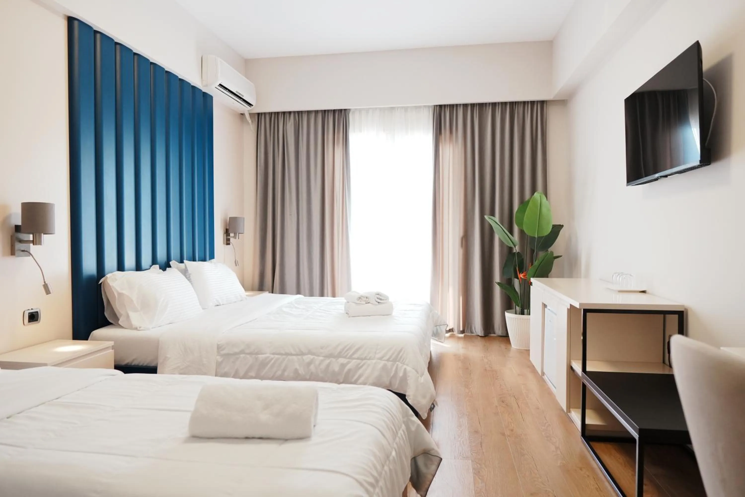 Communal lounge/ TV room, Bed in Hotel Blue Sky