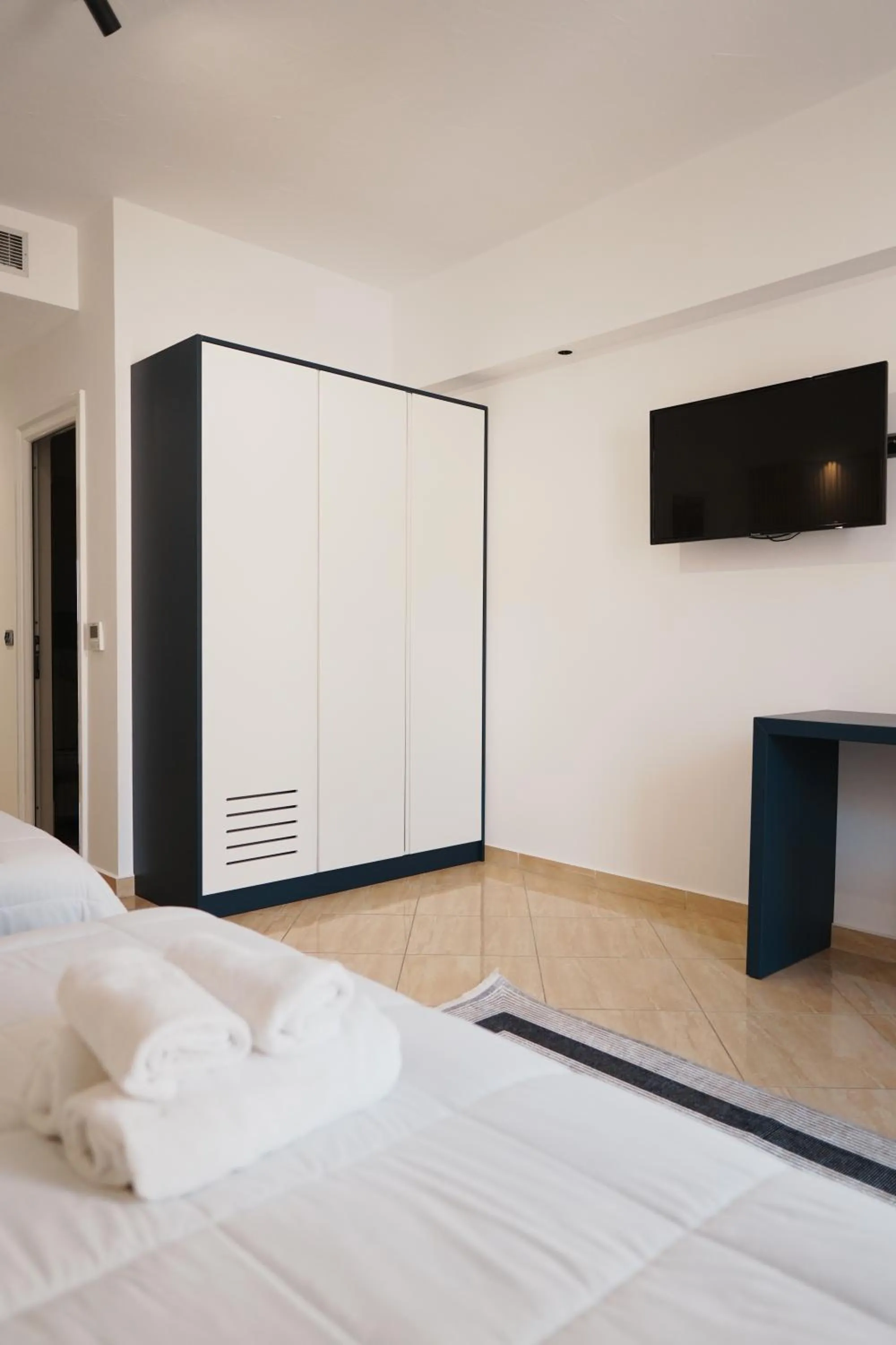 Communal lounge/ TV room, Bed in Hotel Blue Sky