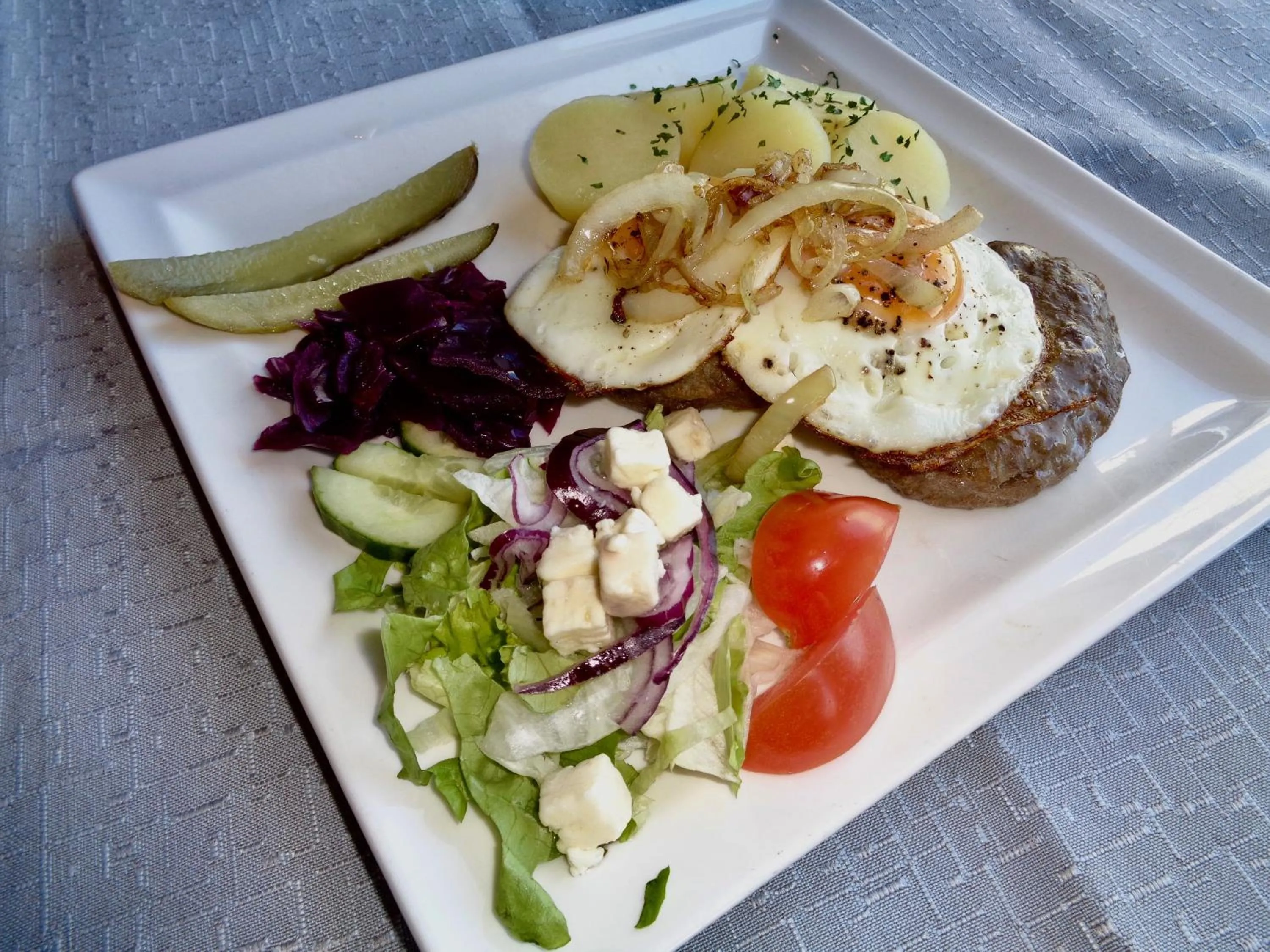 Restaurant/places to eat in Hali Country Hotel