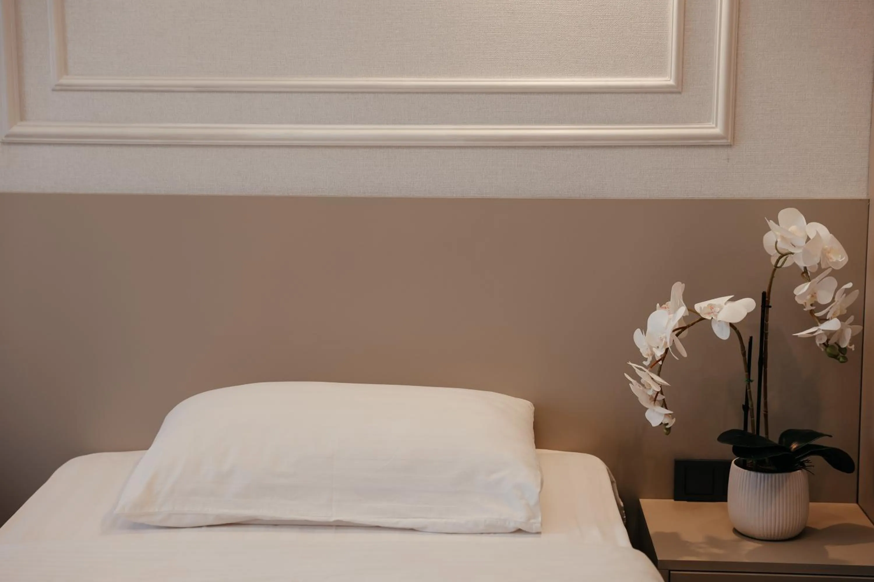 Bedroom, Bed in Grand Hotel