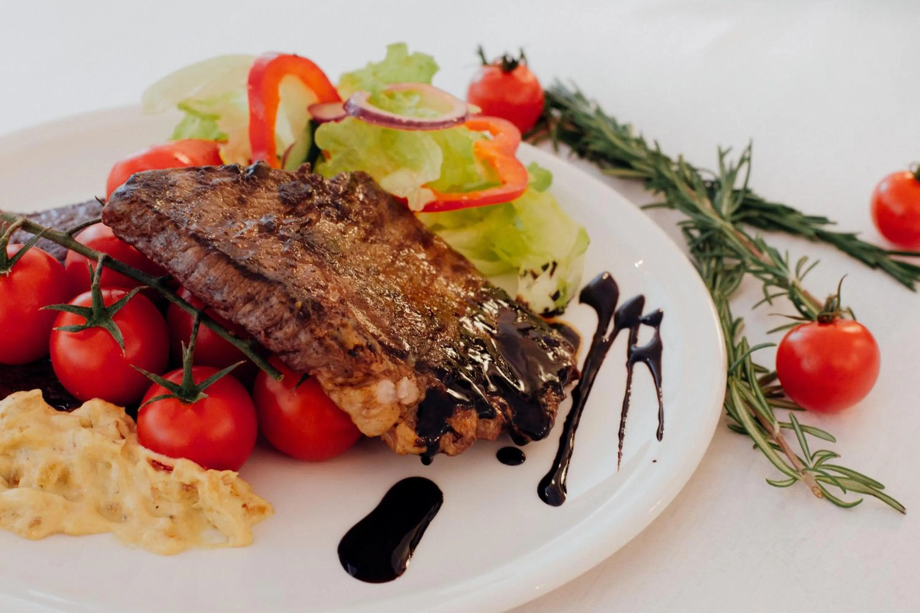 Restaurant/places to eat in Grand Hotel