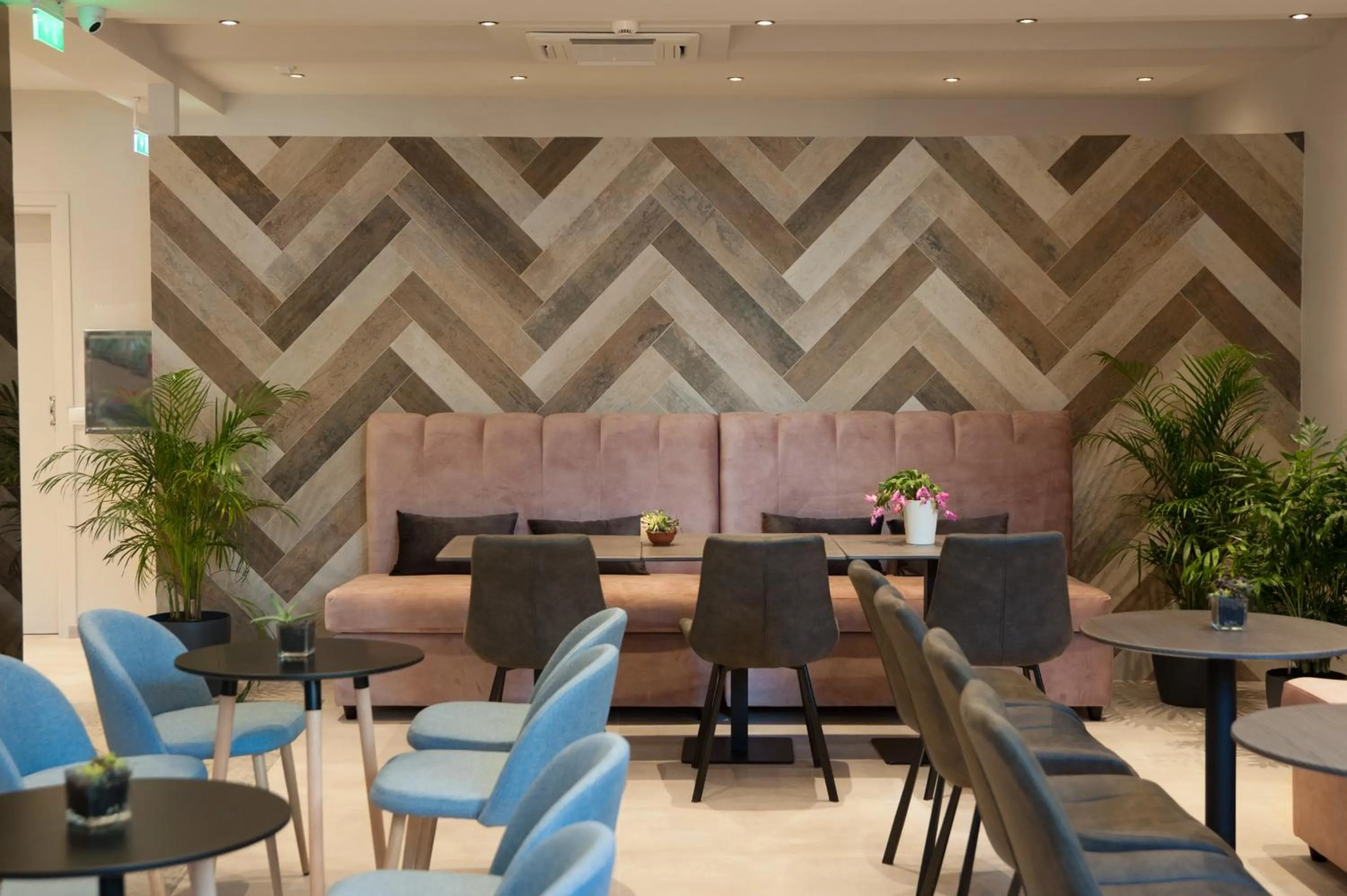 Restaurant/places to eat in Athens Platinum Rooms and Suites