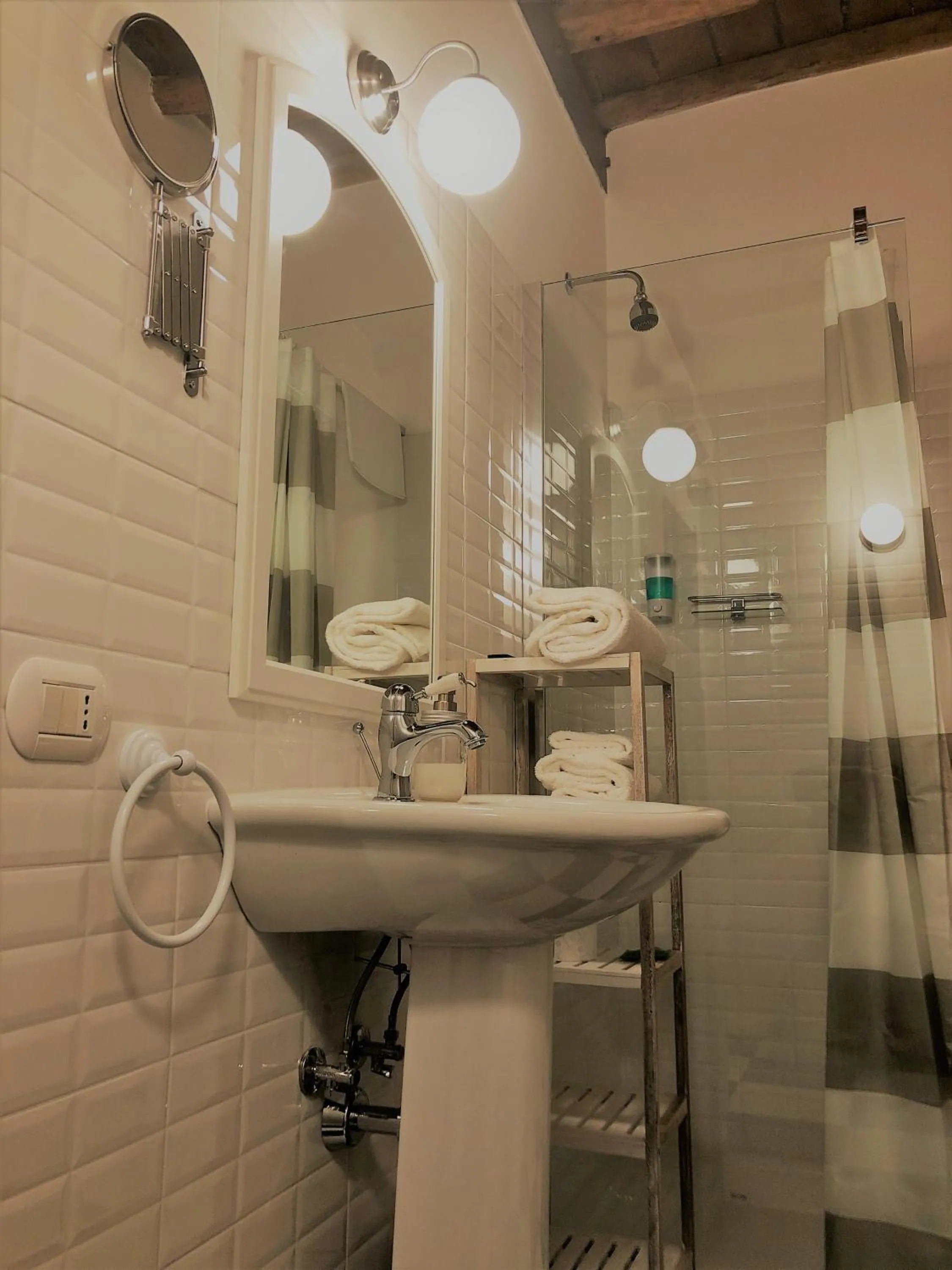 Bathroom in Il Contado -room and breakfast-