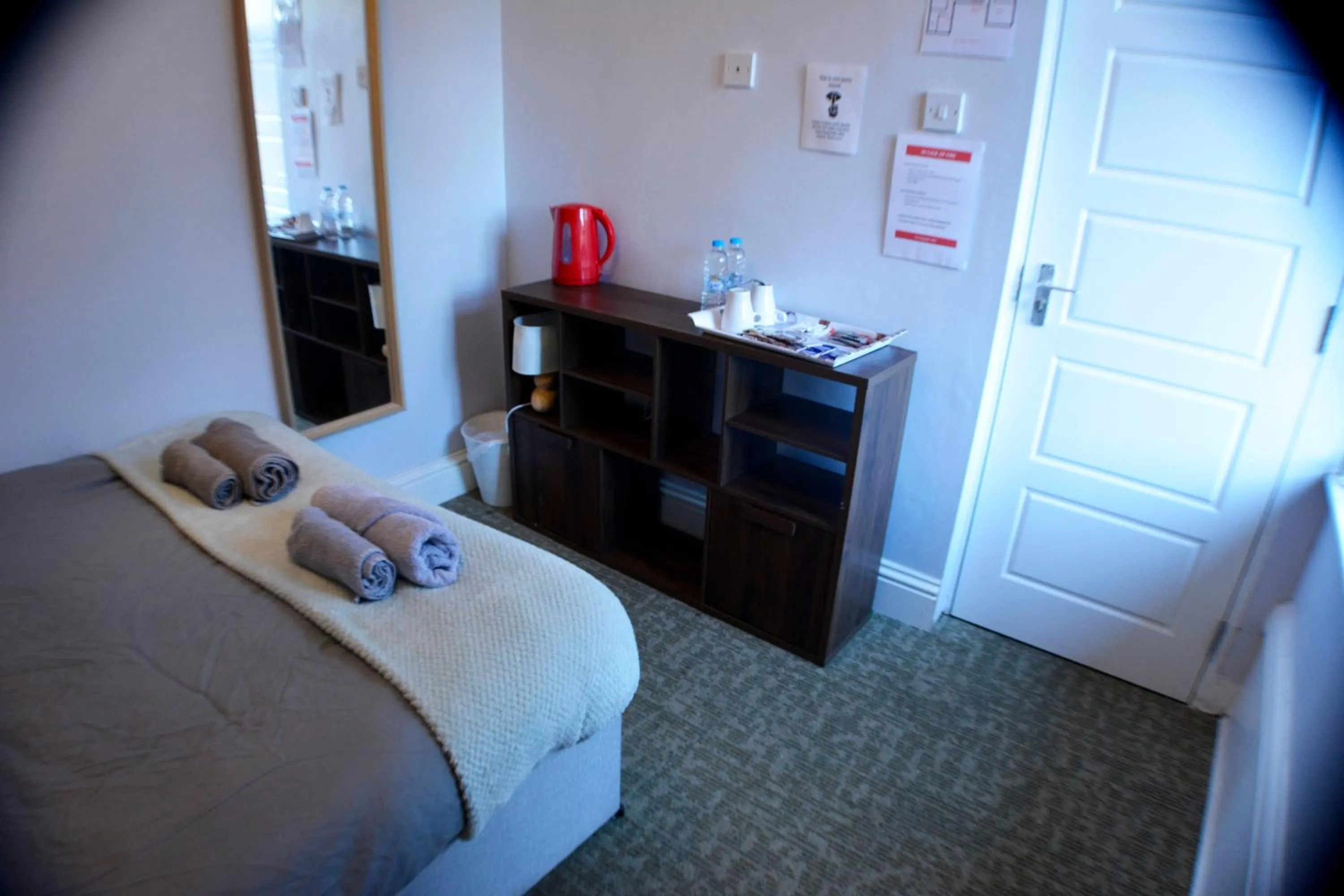 Coffee/tea facilities, Bed in Gorton Mount Hotel Manchester